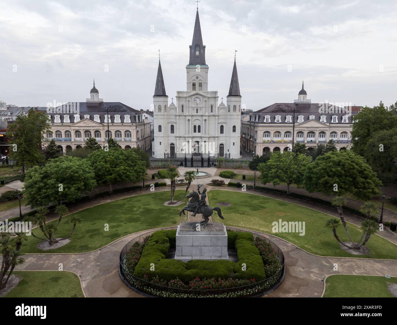 Aus der Vogelperspektive auf die historische St. Louis Cathedral und die umliegenden Gebäude am Jackson Square, New Orleans, Louisiana. Stockfoto