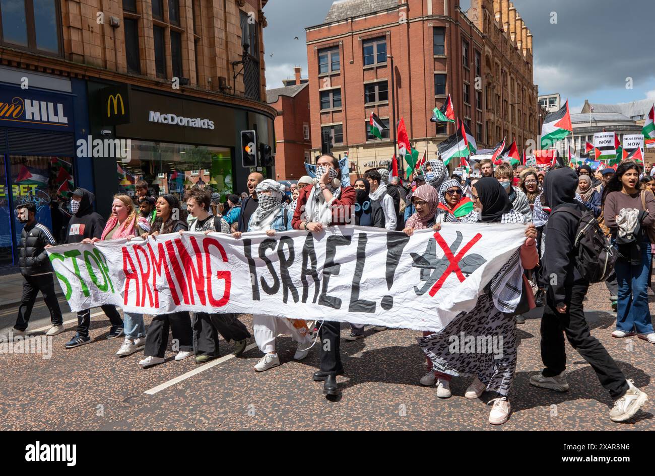 Banner hört auf, Israel zu bewaffnen. Palästina Gaza-Krieg Proteste in Manchester Großbritannien. Demonstranten marschierten vom St Peter's Square zur Manchester University, wo Studenten das Whitworth-Gebäude besetzten und ein Zeltlager auf dem Campus der University of Manchester aufbauten, um gegen die Kontakte der Universität mit Israel zu protestieren. Auf den Bannern wurden Nachrichten geschrieben, in denen Großbritannien aufgefordert wurde, Israel nicht mehr zu bewaffnen, und die Wähler, bei den bevorstehenden Wahlen im Vereinigten Königreich nicht für Rishi Sunak und Keir Starmer zu stimmen. Manchester UK>Bild: Garyroberts/worldwidefeatures.com Stockfoto