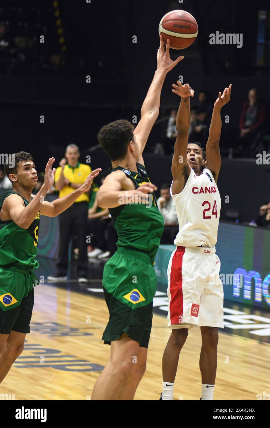 Enrico Borio (Brasilien) blockiert Justus Haseley (Kanada). FIBA Basketball Americup U18 - Buenos Aires 2024 Stockfoto