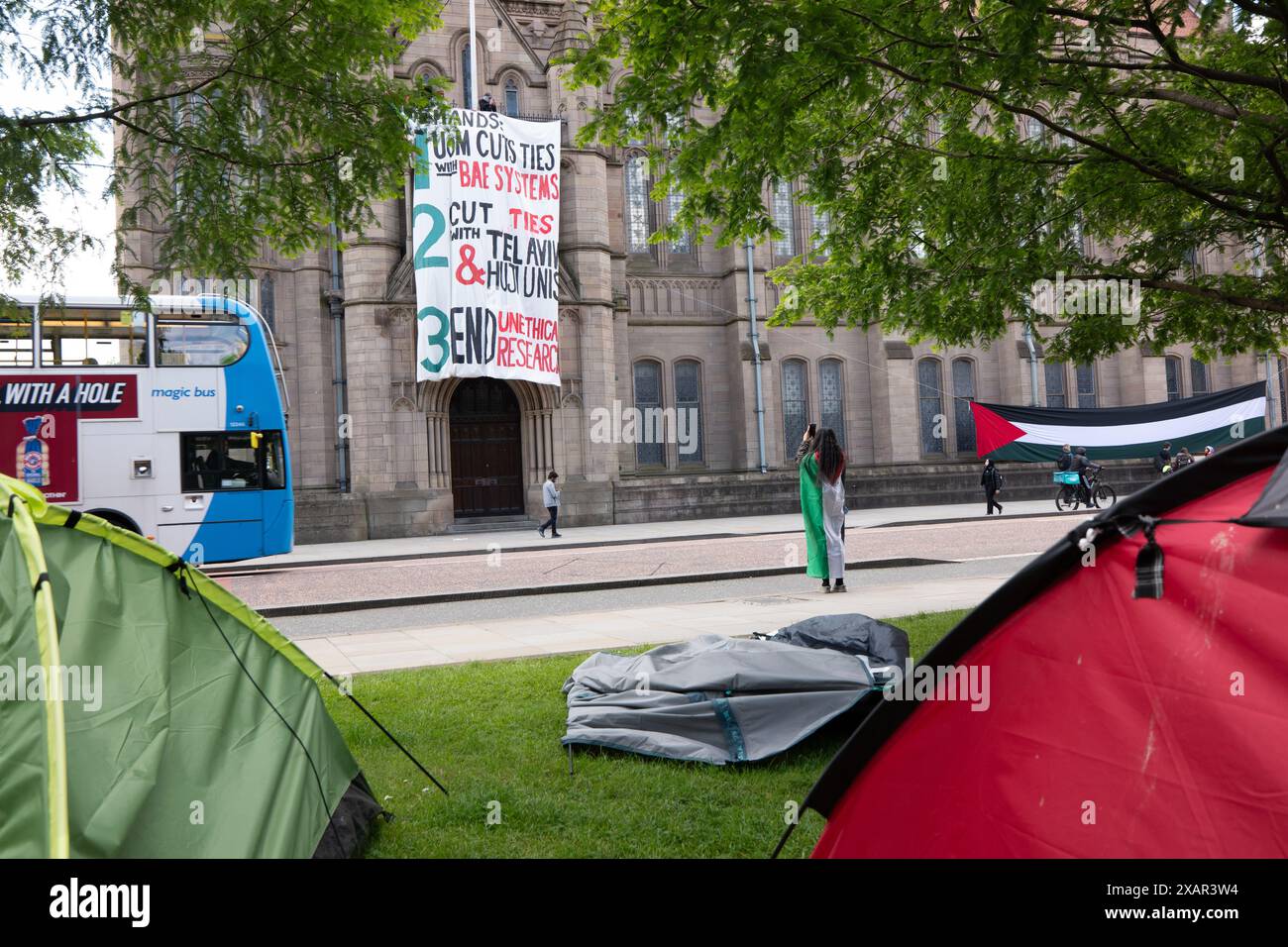 Pro-palästinensisches Banner mit Forderungen an den Whitworth-Turm, der von Studenten der Manchester University besetzt wird. Palästina Gaza-Krieg Proteste in Manchester Großbritannien. Demonstranten marschierten vom St Peter's Square zur Manchester University, wo Studenten das Whitworth-Gebäude besetzten und ein Zeltlager auf dem Campus der University of Manchester aufbauten, um gegen die Kontakte der Universität mit Israel zu protestieren. Auf den Bannern wurden Nachrichten geschrieben, in denen Großbritannien aufgefordert wurde, Israel nicht mehr zu bewaffnen, und die Wähler, bei den bevorstehenden Wahlen im Vereinigten Königreich nicht für Rishi Sunak und Keir Starmer zu stimmen. Manchester UK>Bild: Garyroberts/worldwidefeatures.com Stockfoto