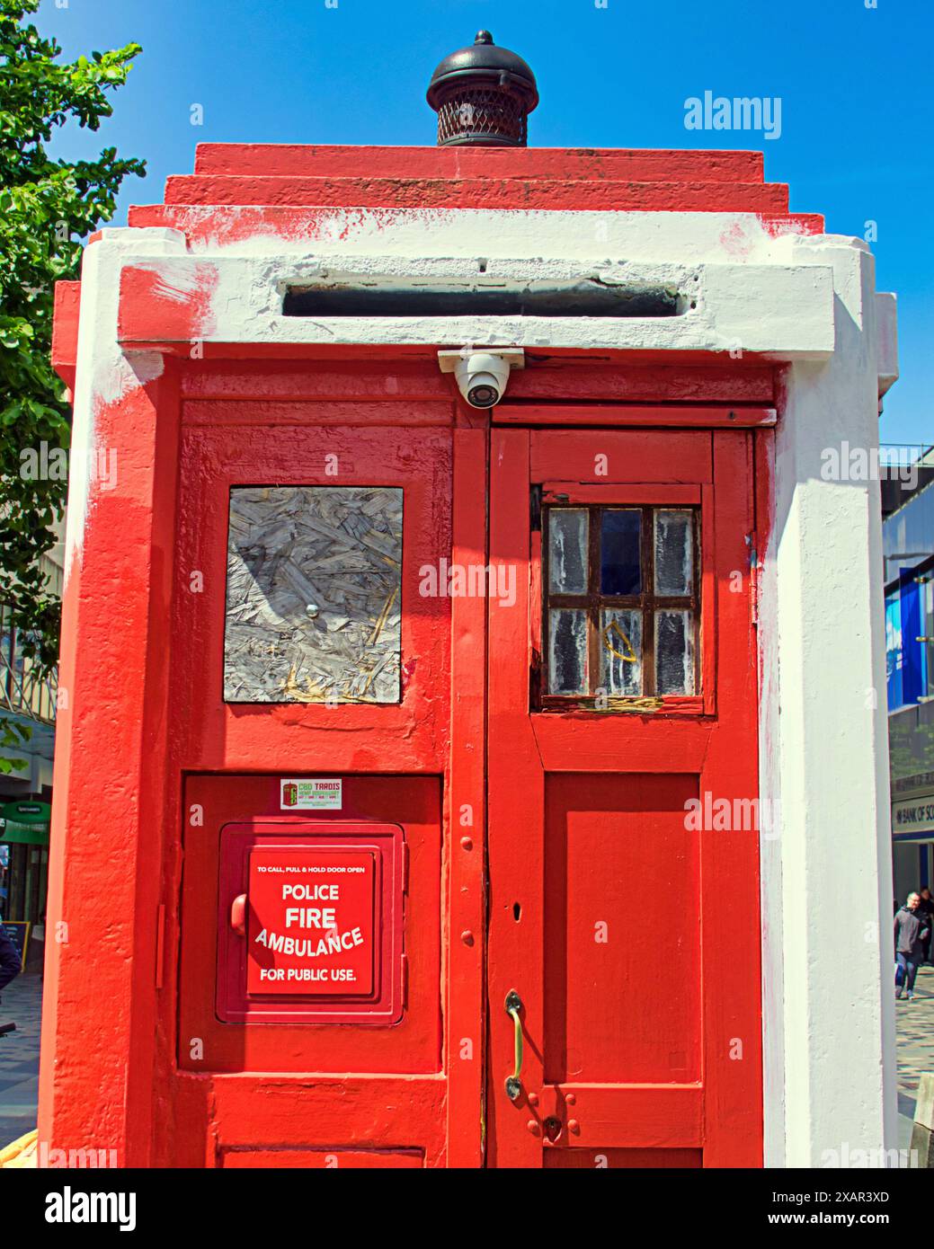 Glasgow, Schottland, Großbritannien. 8. Juni 2024: UK Weather: Sick tardis in der sauchiehall Street sieht aus wie Blut und Verbände. Trockener Tag Einheimische und Touristen in der Stadt gingen mittags ins Stadtzentrum. Credit Gerard Ferry/Alamy Live News Stockfoto