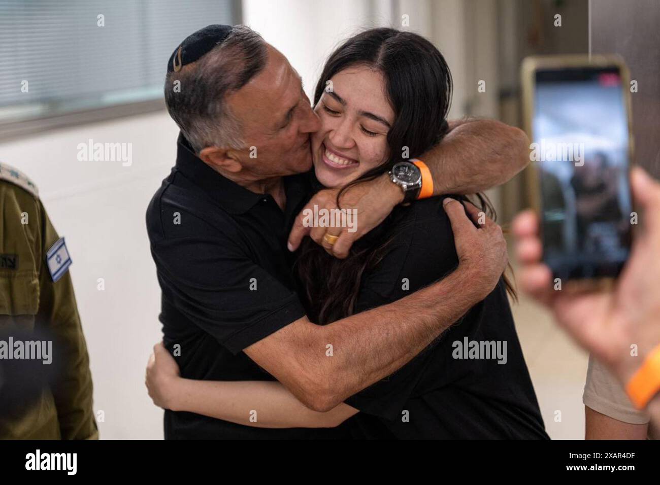Noa Argamani (25) wird mit ihrem Vater wiedervereint, nachdem sie am Samstag, den 8. Juni, in einer Sonderoperation aus Gaza gerettet wurde. 2024. Heute Morgen in einer gemeinsamen Operation der israelischen Verteidigungskräfte, ISA und der israelischen Polizei. Drei weitere israelische Geiseln wurden während der Rettungsmission aus Gaza gerettet: Almog Meir Jan (21), Andrej Kozlov (27) und Shlomi Ziv (40). Foto über Israel Foreign Ministry/UPI Credit: UPI/Alamy Live News Stockfoto