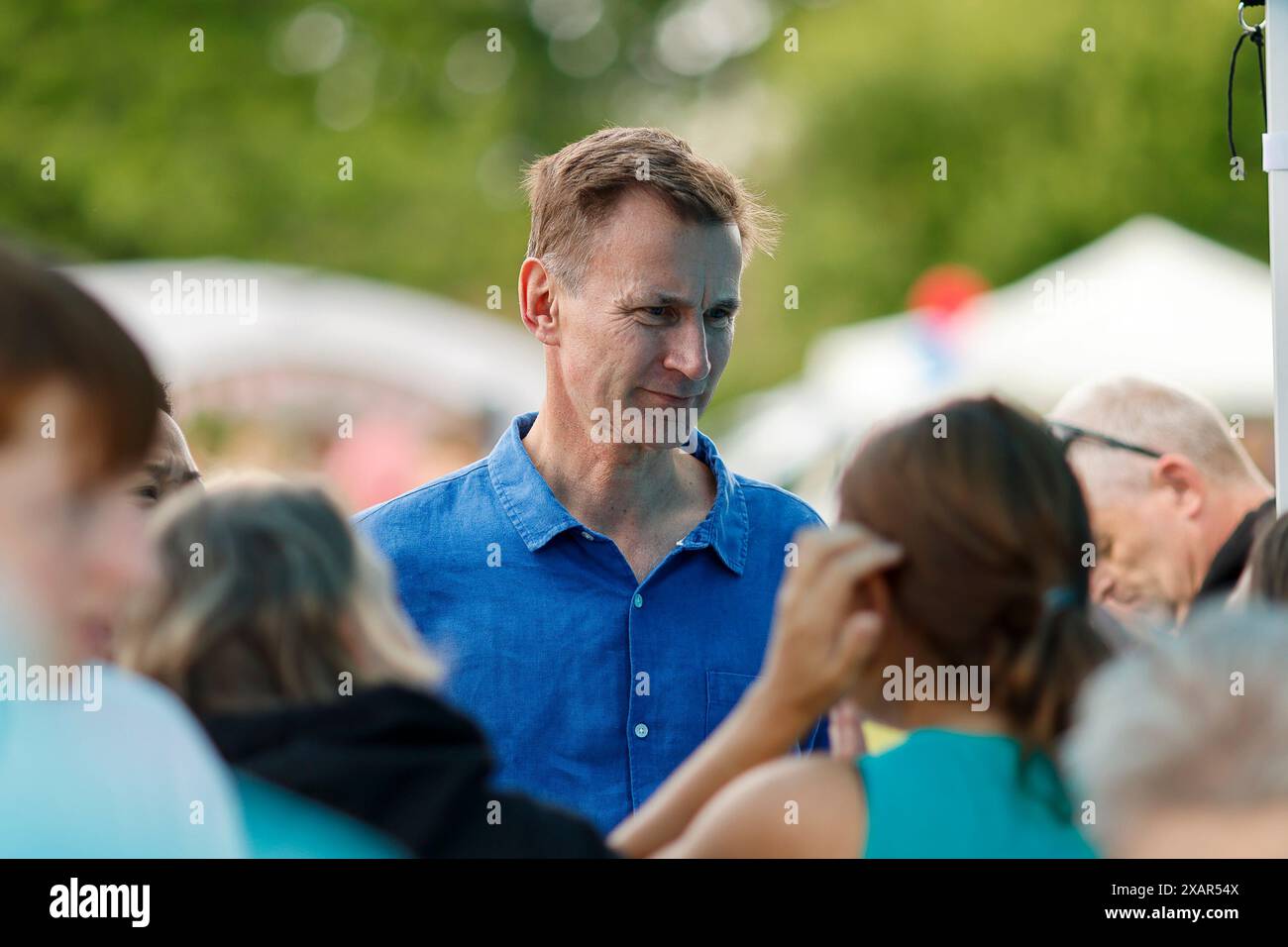 Church Lane, Milford. Juni 2024. Der Kanzler Jeremy Hunt zeigte auf dem Milford Sommerfest nahe Godalming in Surrey seine Unterstützung für die neu gegründete Wohltätigkeitsorganisation „Charlie's Promise“. Mr. Hunt wird zusammen mit Martin Cosser, dem Vater von Charlie Cosser, gesehen, der im Juli 2023 bei einer Party zum Ende der Amtszeit in Warnham tödlich erstochen wurde. Quelle: james jagger/Alamy Live News Stockfoto