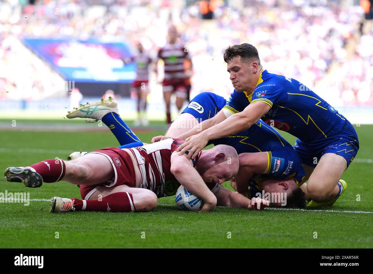 Liam Farrell von Wigan Warriors erzielte den dritten Versuch seiner ...