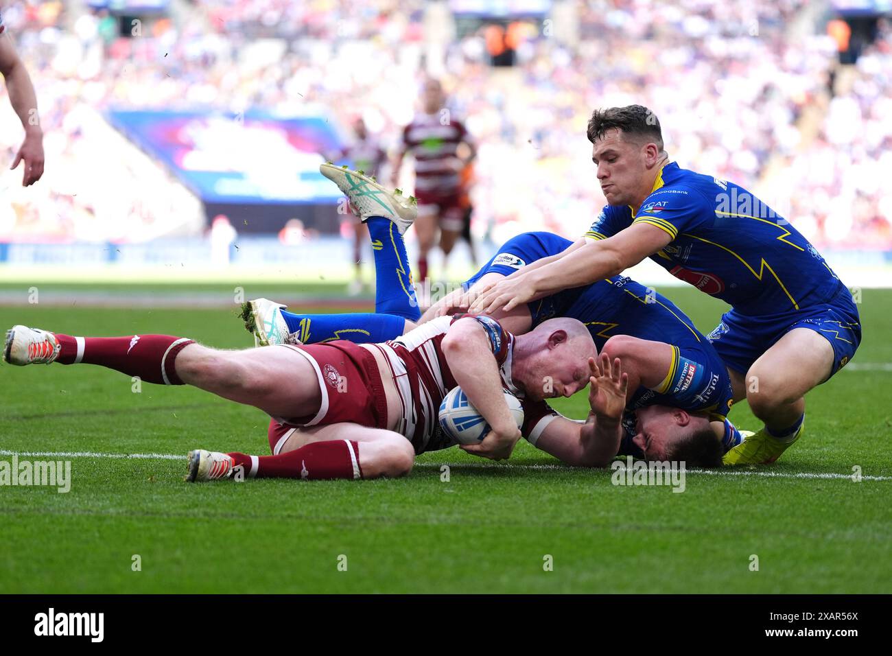 Liam Farrell von Wigan Warriors erzielte den dritten Versuch seiner ...