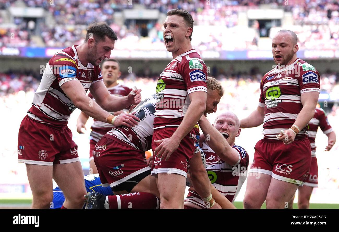 Liam Farrell von Wigan Warriors (2. Rechts) feiert den dritten Versuch ...