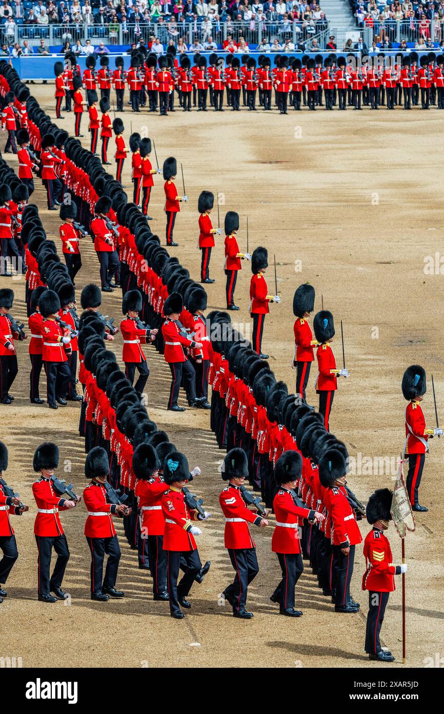 London, Großbritannien. Juni 2024. Der Colonel's Review von Lieutenant General James Bucknall, KCB, CBE die letzte Bewertung vor Trooping the Colour am 15. Juni. Nummer 9 Kompanie, Irish Guards, angeführt vom Regimental Mascot, der Irish Wolfhound Turlough Mor (Seamus) truppieren ihre Farben. Guy Bell/Alamy Live News Stockfoto