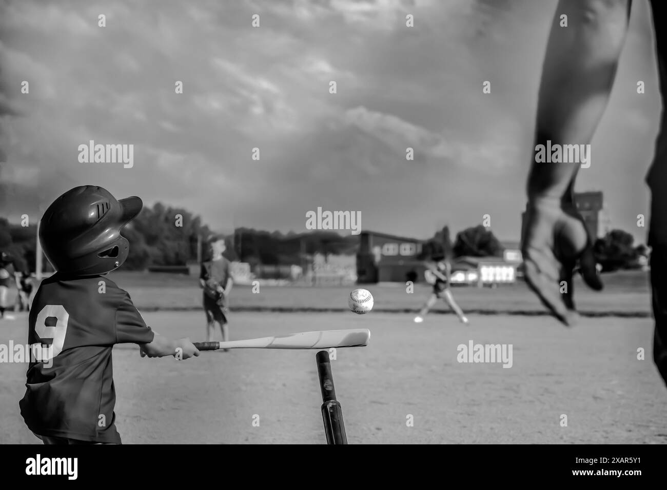 Blick von hinter der Startplatte mit einem Teig, der auf einem T-Ball schwingt. Stockfoto