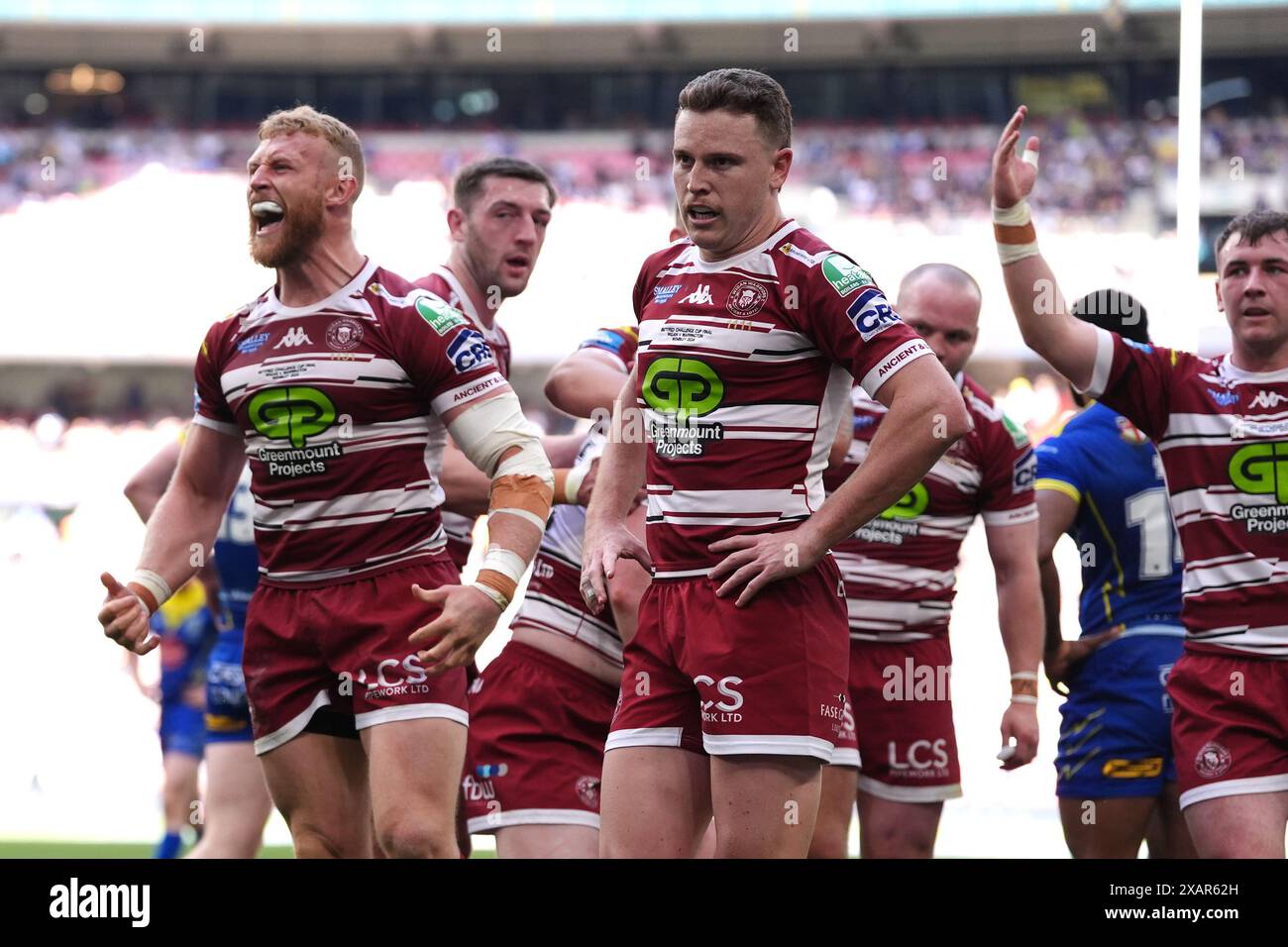 Die Spieler der Wigan Warriors feiern, nachdem Teamkollege Liam Farrell ...