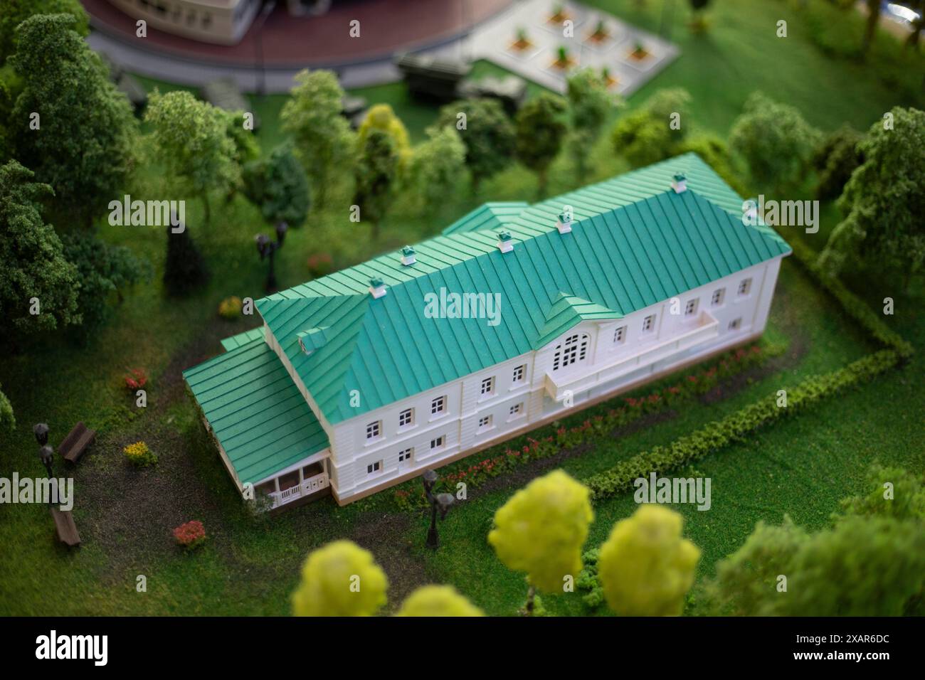 Gebäudeaufbau. Modell einer Stadt in den Bergen. Haus aus dem 19. Jahrhundert. Spielzeugstadt. Stockfoto