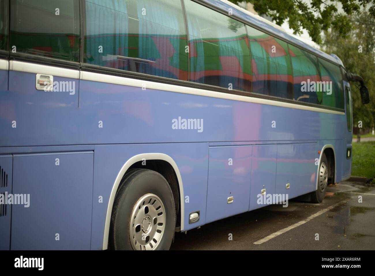 Bus auf dem Parkplatz. Shuttlebus in der Stadt. Öffentliche Verkehrsmittel. Privates Transportunternehmen. Stockfoto