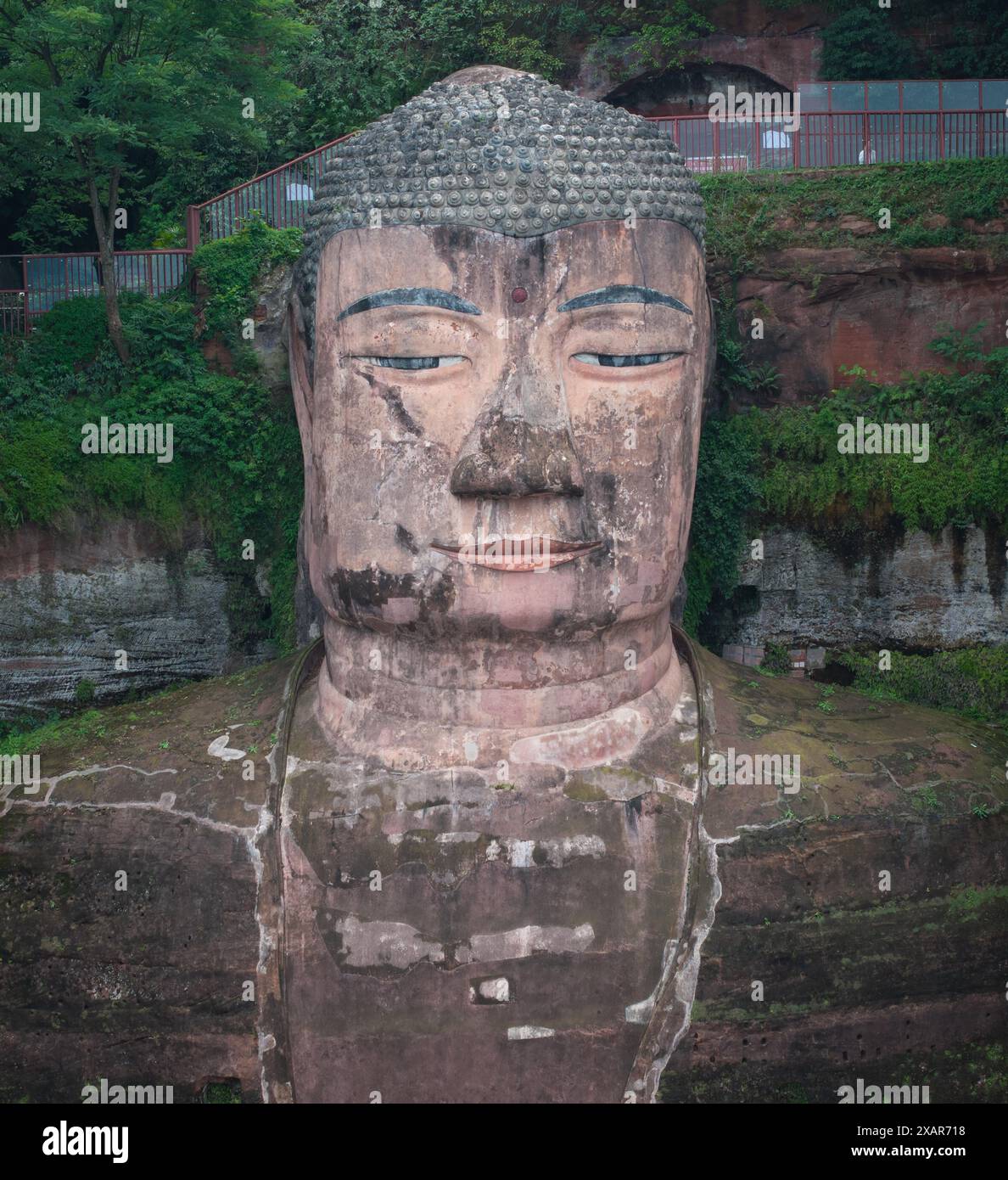 (240608) -- LESHAN, 8. Juni 2024 (Xinhua) -- dieses Drohnenfoto zeigt einen Teil des Leshan-Riesenbuddhas in der südwestlichen Provinz Sichuan, 4. Juni 2024. Der im 8. Jahrhundert aus einem Hügel gemeißelte Leshan Riesen Buddha ist ein Gebiet von natürlicher Schönheit, in das das menschliche Element mit Geschick und Subtilität integriert wurde. Gegenüber dem Zusammenfluss der Flüsse Minjiang, Dadu und Qingyi ist der 71 Meter hohe RiesenBuddha von Leshan einer der wichtigsten kulturellen Schätze Chinas. Der Leshan Giant Buddha wurde 1996 in die Liste des UNESCO-Weltkulturerbes aufgenommen. (Xinhua/Jiang Hongj Stockfoto