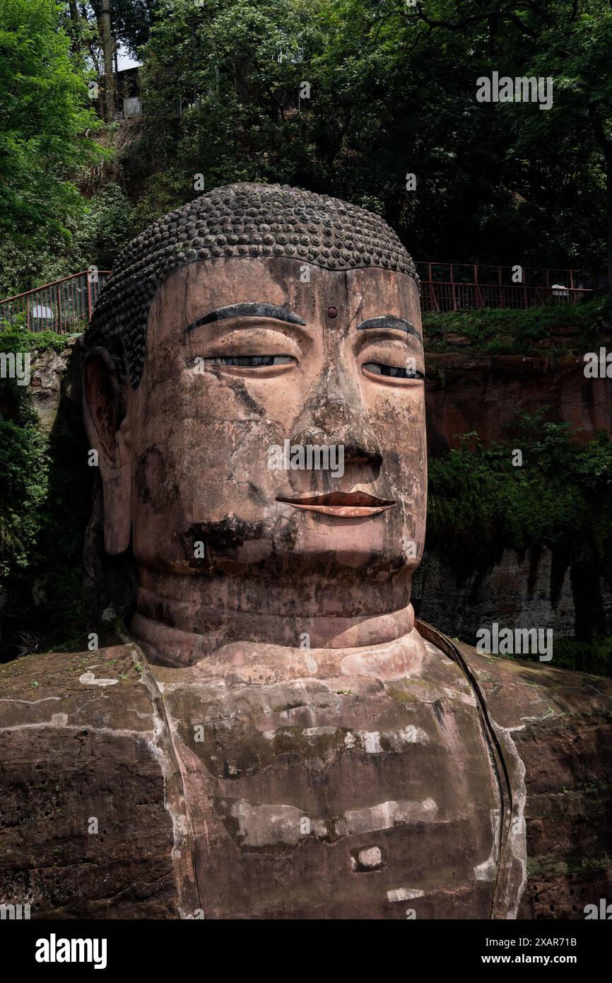 (240608) -- LESHAN, 8. Juni 2024 (Xinhua) -- dieses Foto zeigt einen Teil des Leshan Riesenbuddhas in der südwestlichen Provinz Sichuan, 4. Juni 2024. Der im 8. Jahrhundert aus einem Hügel gemeißelte Leshan Riesen Buddha ist ein Gebiet von natürlicher Schönheit, in das das menschliche Element mit Geschick und Subtilität integriert wurde. Gegenüber dem Zusammenfluss der Flüsse Minjiang, Dadu und Qingyi ist der 71 Meter hohe RiesenBuddha von Leshan einer der wichtigsten kulturellen Schätze Chinas. Der Leshan Giant Buddha wurde 1996 in die Liste des UNESCO-Weltkulturerbes aufgenommen. (Xinhua/Jiang Hongjing) Stockfoto