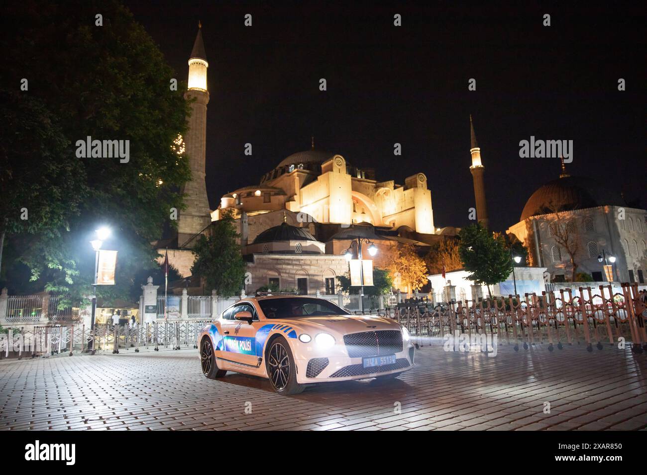 Die türkische Polizei Bugatti parkte während propalästinensischer Proteste vor der Hagia Sophia Moschee in Istanbul, Türkei, 7. Juni 2024. (Foto/Karel Pi Stockfoto