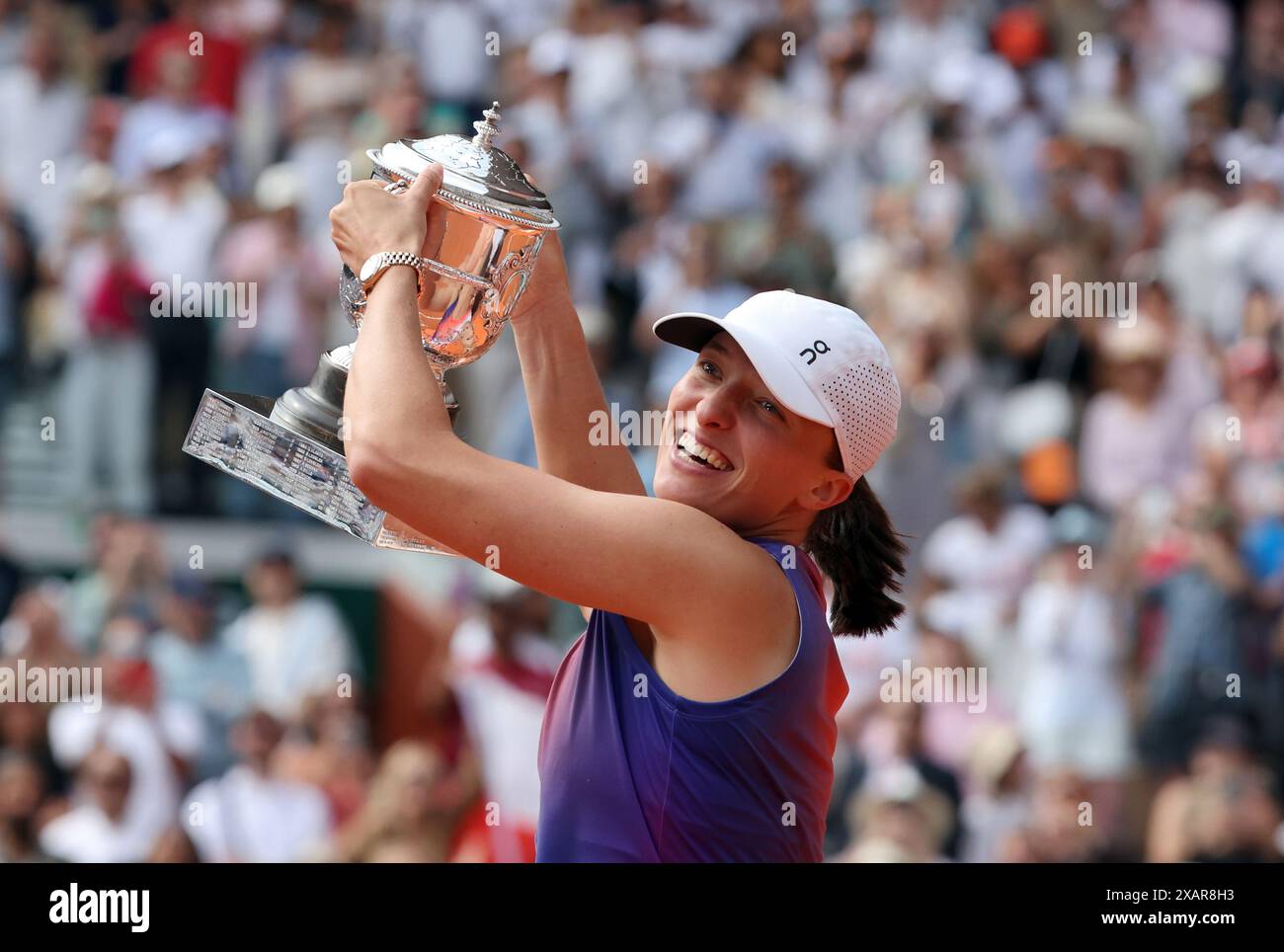 Paris, Frankreich. Juni 2024. IgA Swiatek aus Polen hielt ihre Trophäe während einer Zeremonie am Ende ihres letzten Spiels gegen Jasmine Poalini aus Italien bei den French Tennis Open in Roland Garros in Paris, Frankreich, am Samstag, den 8. Juni 2024. Swiatek gewann 6-1 mit 6:2 und behielt den Women's Championship im dritten Jahr in Folge. Foto: Maya Vidon-White/UPI Credit: UPI/Alamy Live News Stockfoto