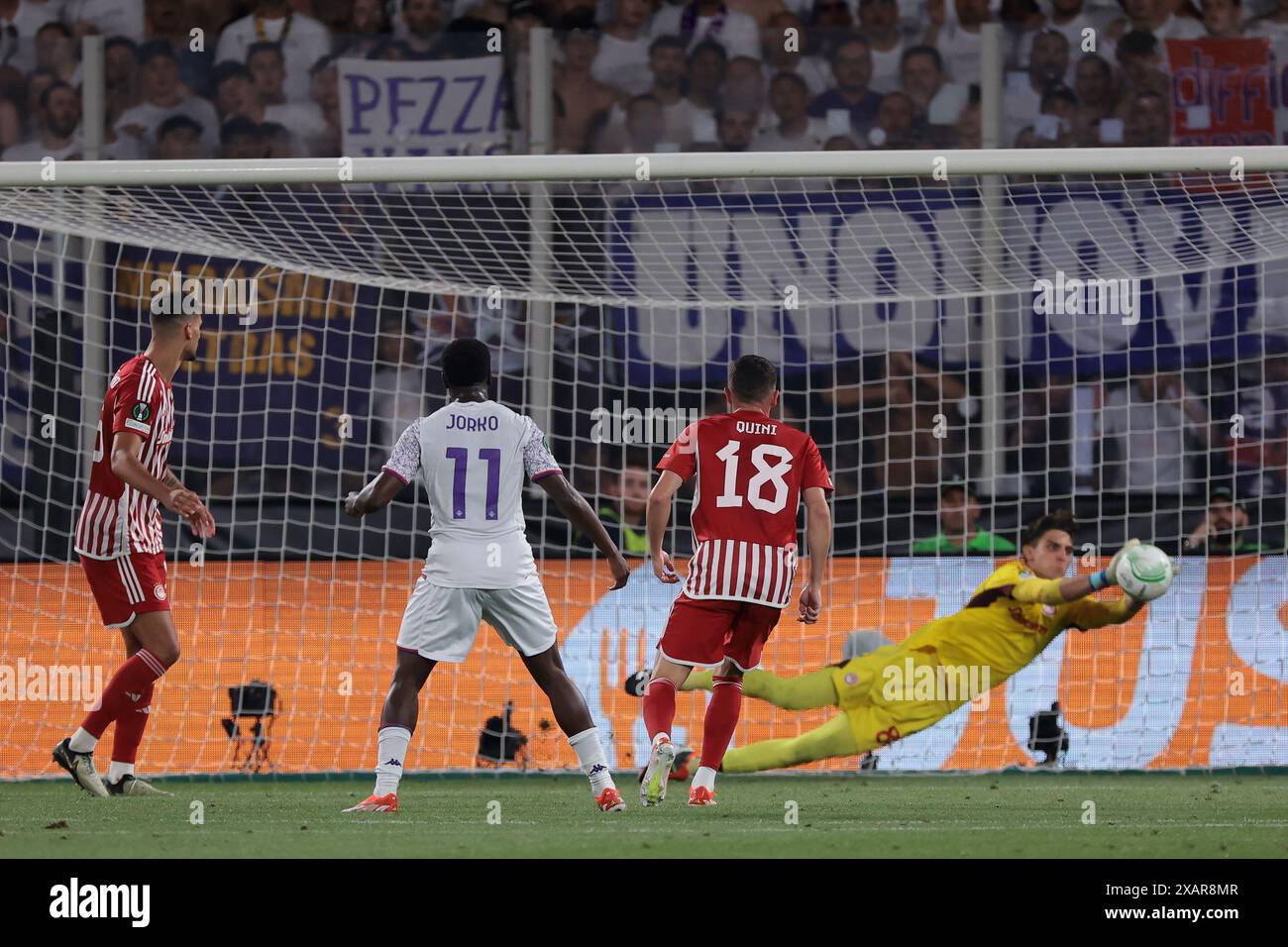 Athen, Griechenland. Mai 2024. Kostas Tzolakis von Olympiacos FC holt sich beim Finale der UEFA Europa Conference League in der AEK Arena in Athen einen Kopfball von Jonathan Ikone von ACF Fiorentina. Der Bildnachweis sollte lauten: Jonathan Moscrop/Sportimage Credit: Sportimage Ltd/Alamy Live News Stockfoto