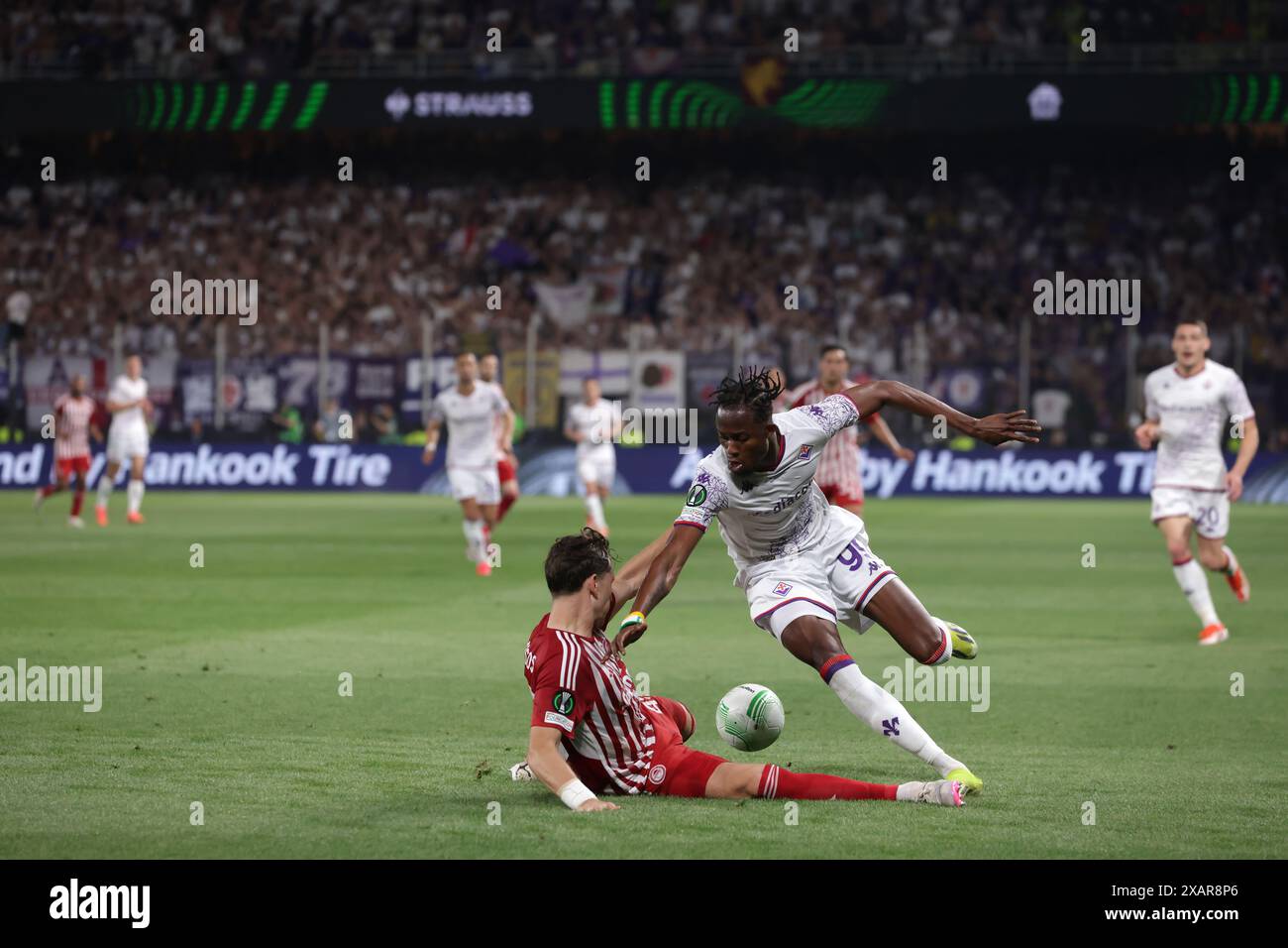 Athen, Griechenland. Mai 2024. Panagiotis Retsos von Olympiacos FC trifft auf Christian Kouame von ACF Fiorentina während des Spiels der UEFA Europa Conference League in der AEK Arena, Athen. Der Bildnachweis sollte lauten: Jonathan Moscrop/Sportimage Credit: Sportimage Ltd/Alamy Live News Stockfoto