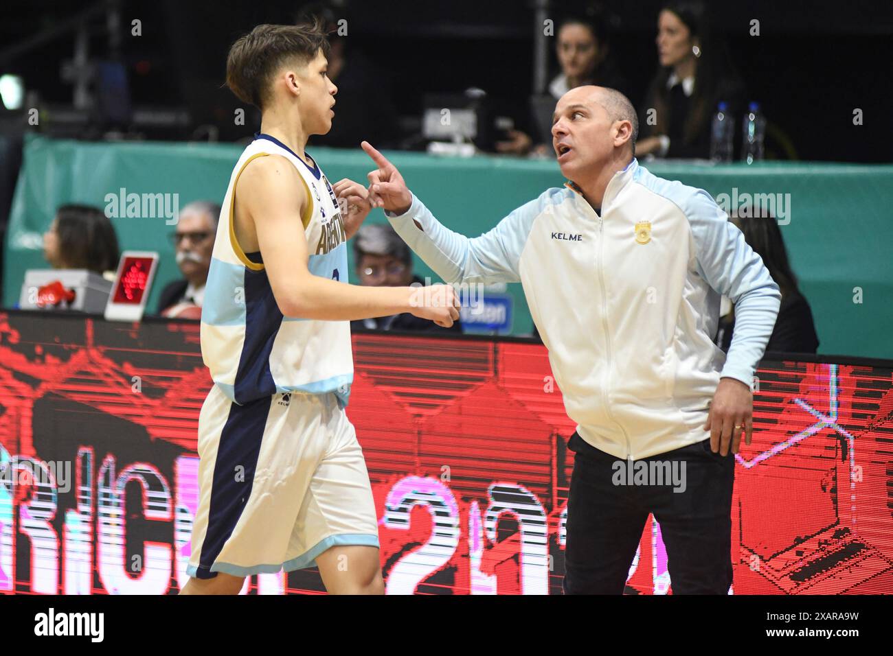 Matías Pikaluk und Trainer Mauro Polla (Argentinien). FIBA Basketball Americup U18 - Buenos Aires 2024 Stockfoto