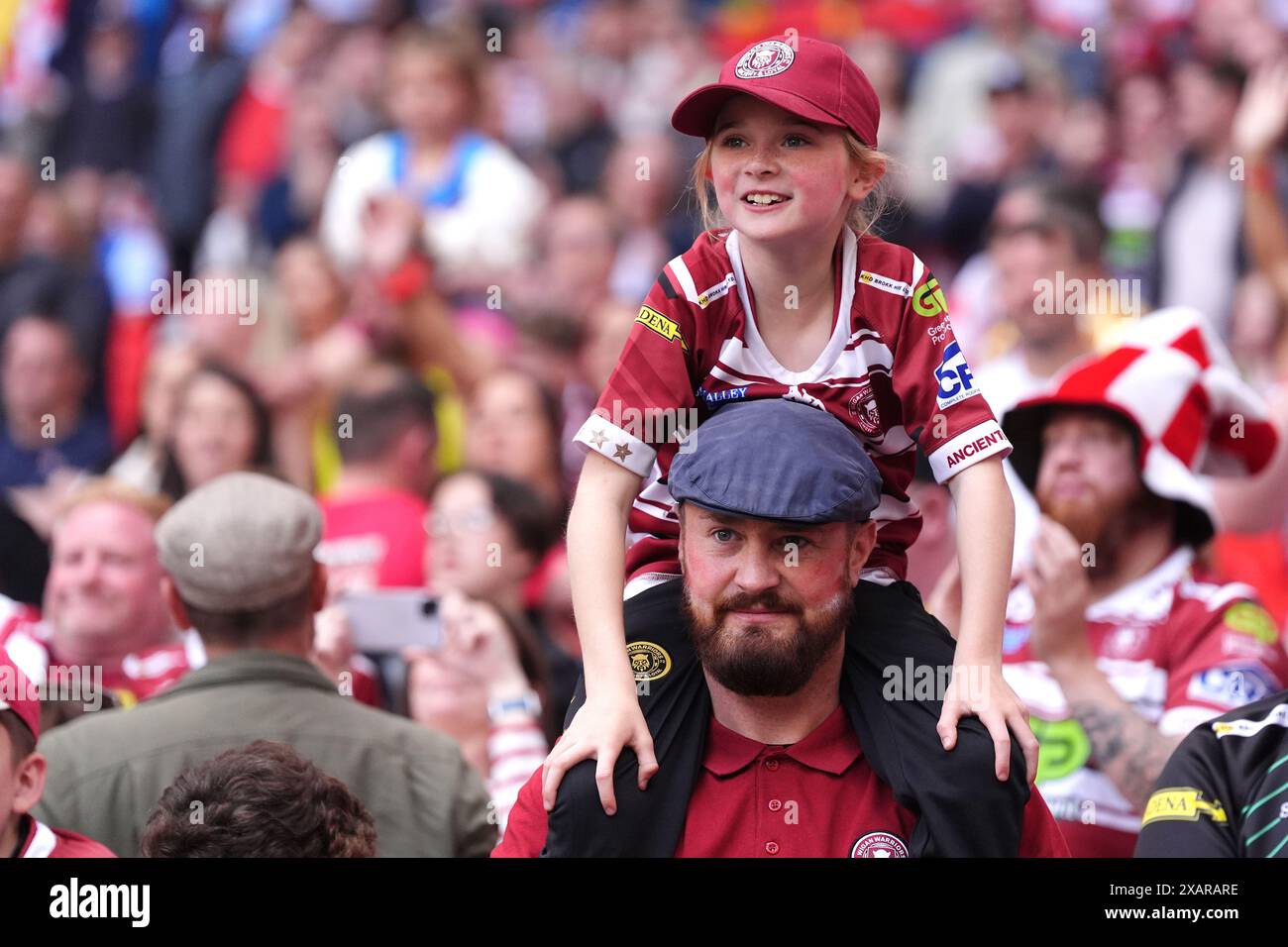 Die Fans der Wigan Warriors feiern nach dem letzten Pfiff im Finale des Betfred Challenge Cup im Wembley Stadium, London. Bilddatum: Samstag, 8. Juni 2024. Stockfoto