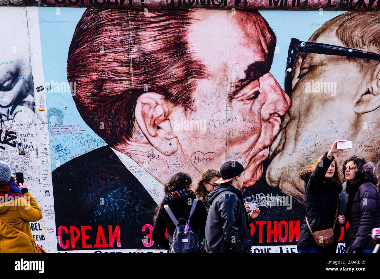 Der Kuss der Brüder, mein Gott, hilf mir, diese tödliche Liebe zu überleben, von dem russischen Künstler Dmitri Vrubel, Berliner Mauer, Berlin, Deutschland, Europa. Stockfoto