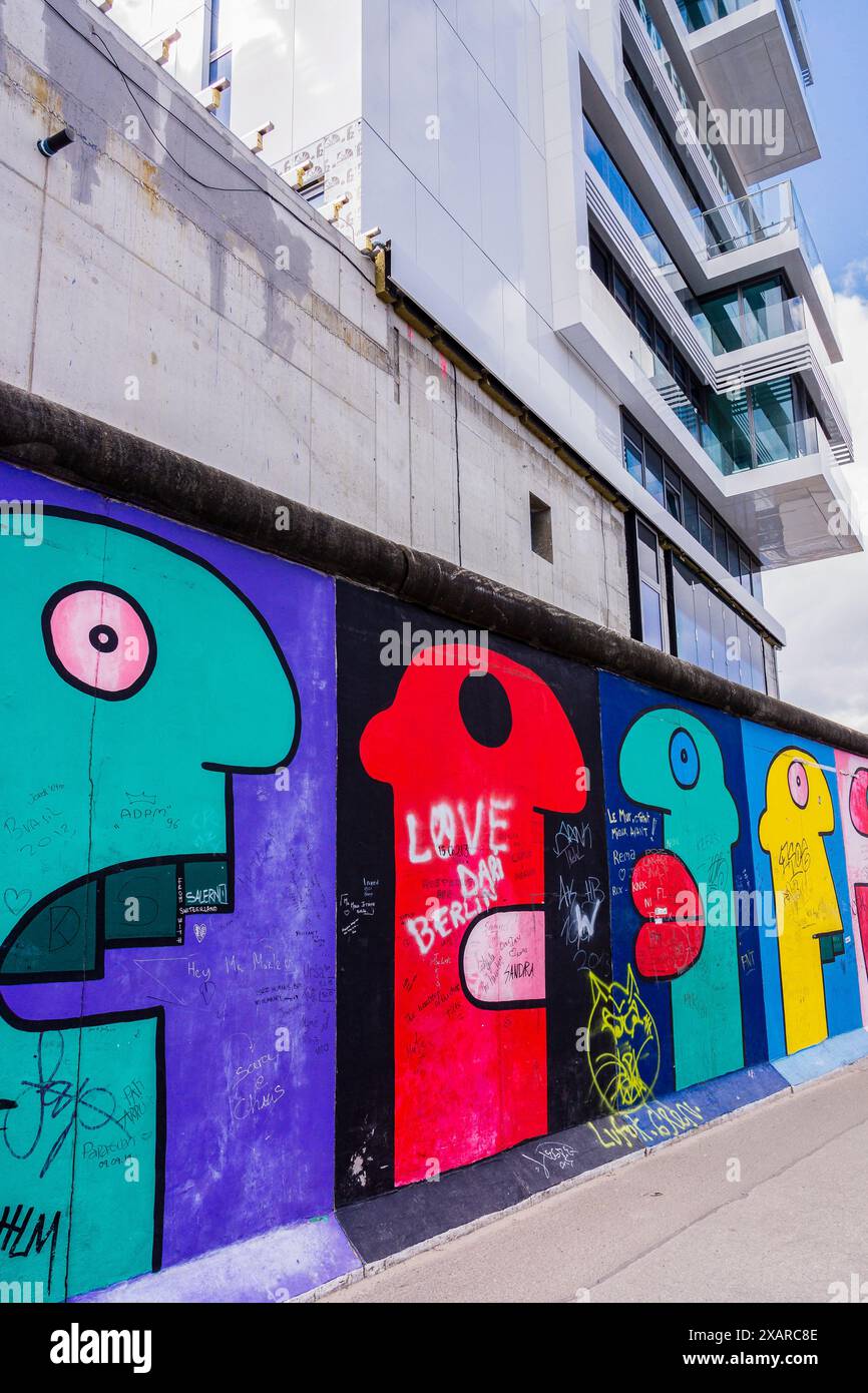 Einige Köpfe des Künstlers Thierry Noir, Berliner Mauer, Berlin, Deutschland Europa. Stockfoto