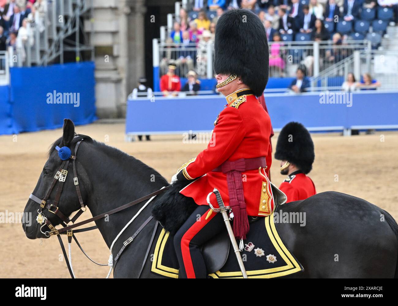 London, Großbritannien. Juni 2024. Der Colonel's Review mit den Irish Guards, die ihre Farbe für die Zeromonie „Trooping the Colour“ präsentieren, wobei der Salutnehmer für den Colonel's Review Lieutenant General James Bucknall, KCB, CBE ist. (Abb.) Ehemaliger Kommandeur der Parade der alliierten Schnellreaktionskorps Horse Guards, London, Großbritannien. Quelle: LFP/Alamy Live News Stockfoto