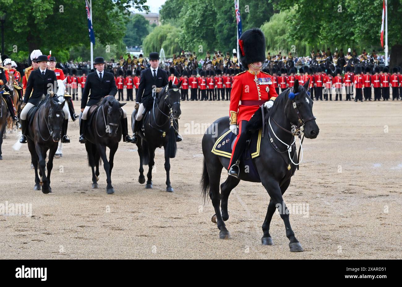 London, Großbritannien. Juni 2024. Der Colonel's Review mit den Irish Guards, die ihre Farbe für die Zeromonie „Trooping the Colour“ präsentieren, wobei der Salutnehmer für den Colonel's Review Lieutenant General James Bucknall, KCB, CBE ist. (Abb.) Ehemaliger Kommandeur der Parade der alliierten Schnellreaktionskorps Horse Guards, London, Großbritannien. Quelle: LFP/Alamy Live News Stockfoto