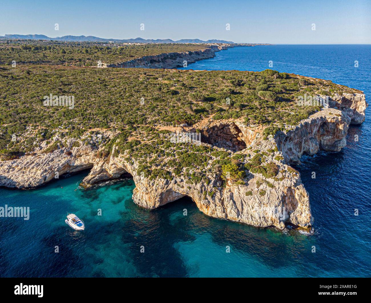 Boot vor Anker, Cala Varques, unberührte Bucht in der Gemeinde Manacor, Mallorca, Spanien. Stockfoto