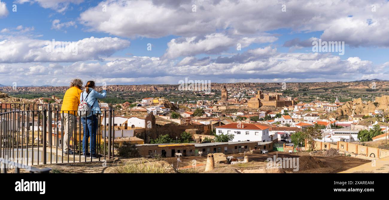 Guadix, Touristen in Padre Poveda Aussichtspunkt mit Blick auf den historischen und monumentalen Komplex, Granada Geopark, Granada Provinz, Andalusien, Spanien. Stockfoto