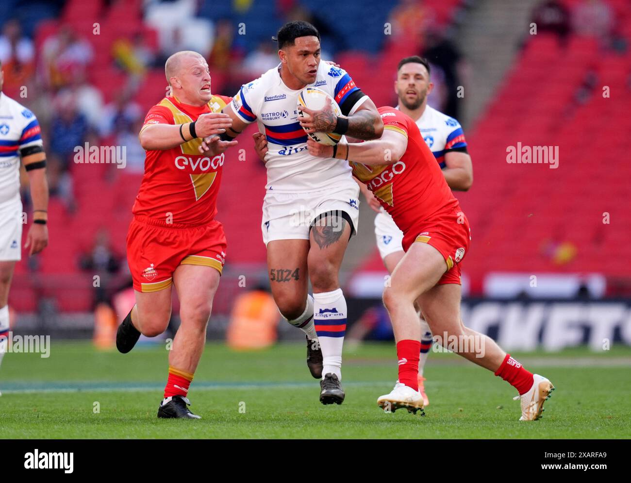 Renouf Atoni (Mitte) wird von Sheffield Eagles’ Eddie Battye (links) und Connor Bower (rechts) im Finale des ab Sundecks 1895 Cup im Londoner Wembley Stadium angegriffen. Bilddatum: Samstag, 8. Juni 2024. Stockfoto