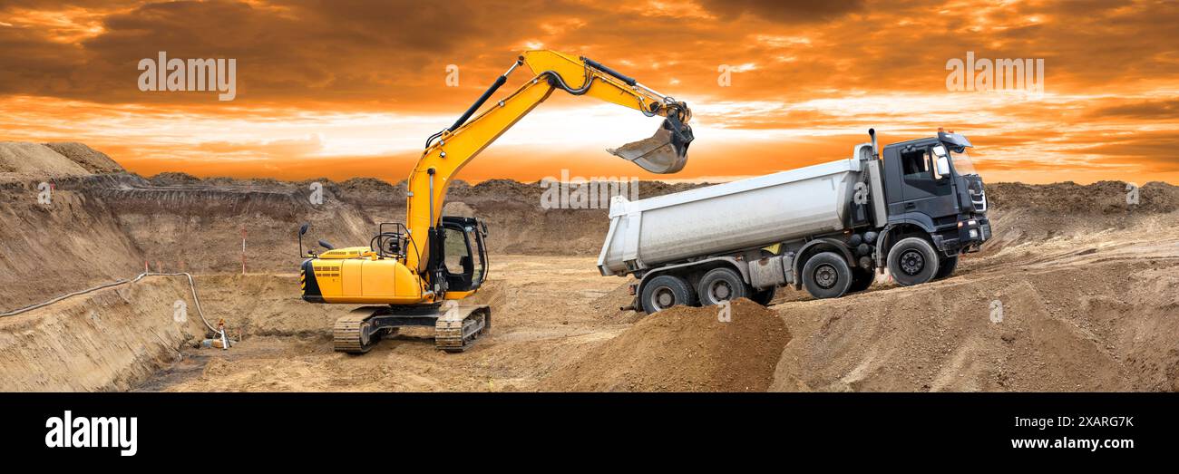 Ein Bagger arbeitet auf einer Baustelle ein Bagger arbeitet an der Baugrube für einen Neubau - FOTOMONTAGE *** ein Bagger arbeitet an einer Konstruktion si Stockfoto