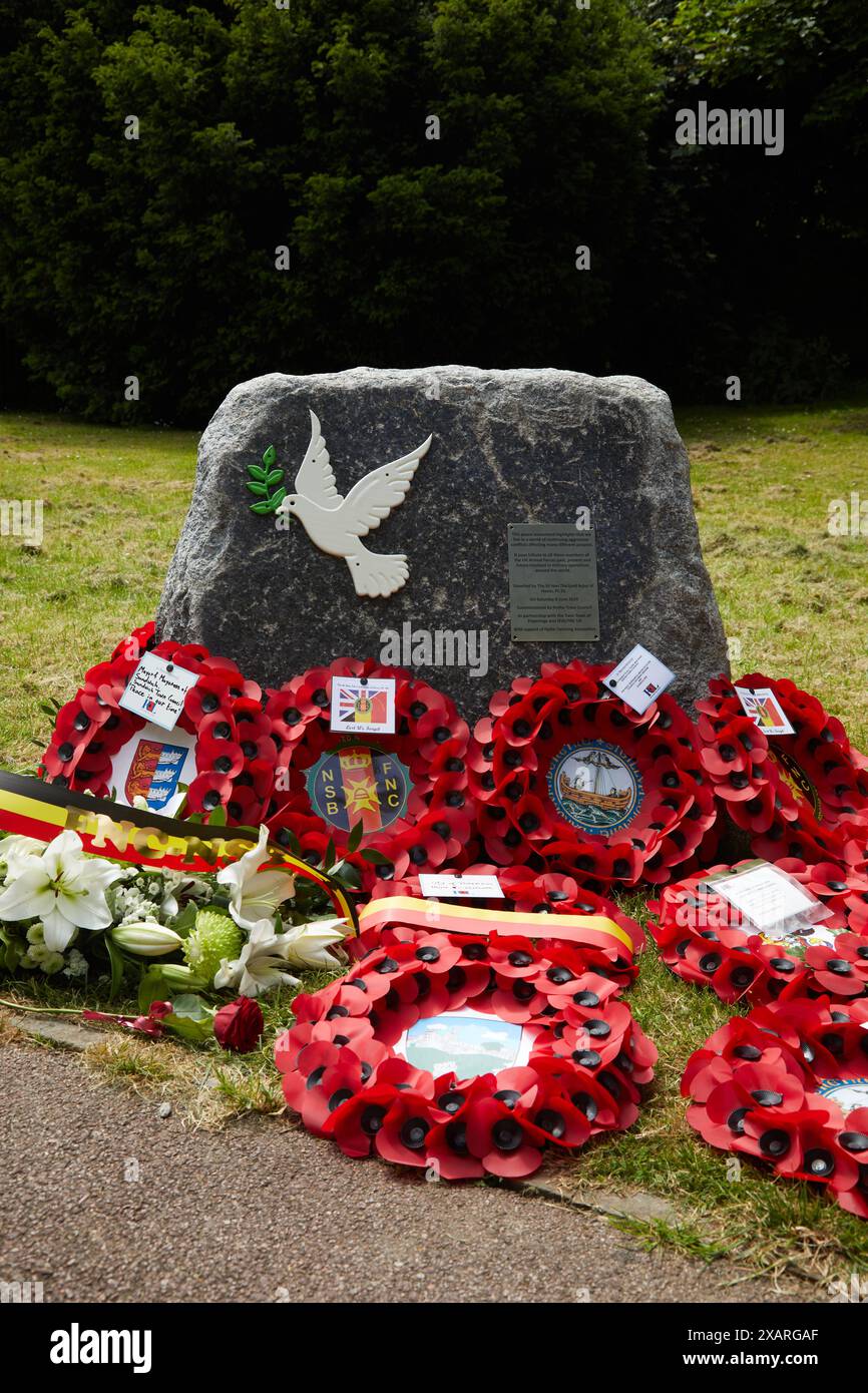 Das Friedensdenkmal, nach der Enthüllungszeremonie am 8. Juni 2024 in Hythe, Kent, Großbritannien. Die Enthüllung des Denkmals erfolgte durch John Astor, 3. Baron of Hever. Stockfoto