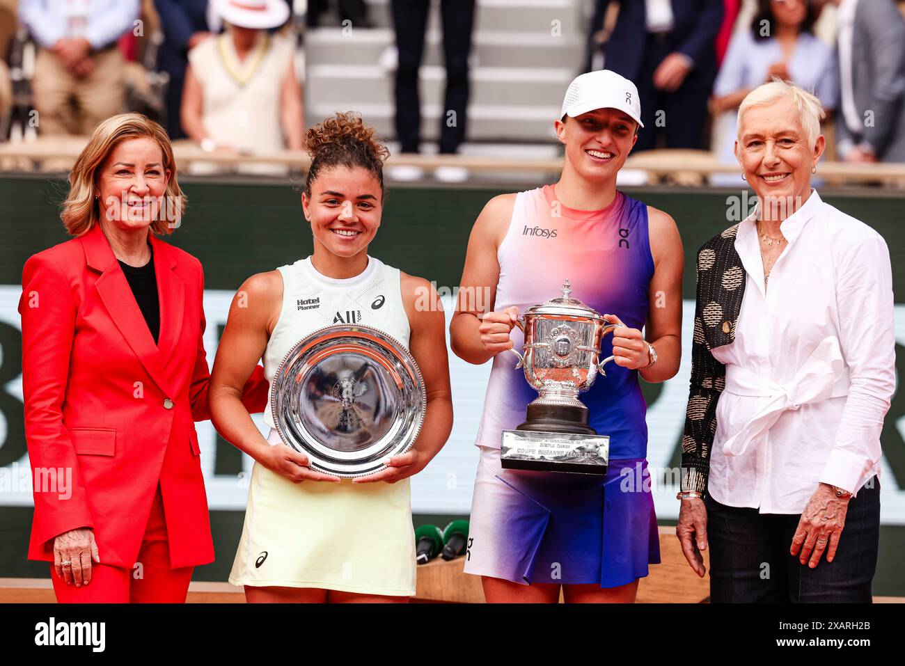 Paris, Frankreich. Juni 2024. Chris Evert, Tennisspieler Jasmine Paolini aus Italien, Tennisspieler IgA Swiatek aus Polen und Martina Navratilova beim French Open Grand Slam Tennis Turnier 2024 in Roland Garros, Paris. Frank Molter/Alamy Live News Stockfoto