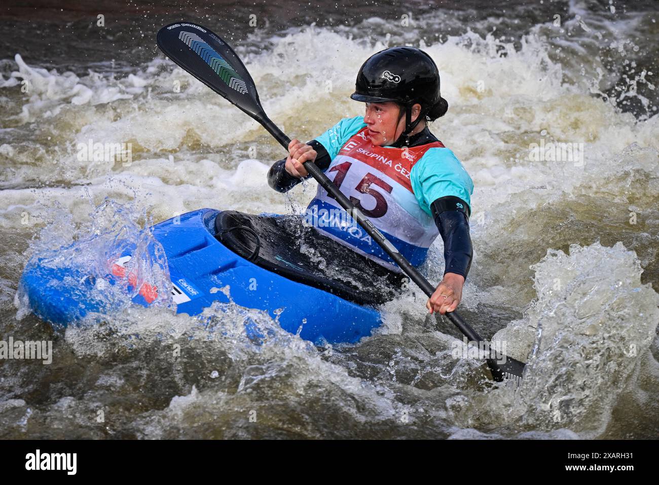 Prag, Tschechische Republik. Juni 2024. Die Tschechische Tereza Kneblova tritt beim Frauen-Kajak-Cross-Rennen während der ICF Canoe Slalom World Cup 2024 in Prag, Tschechische Republik, am 8. Juni 2024 an. Quelle: VIT Simanek/CTK Photo/Alamy Live News Stockfoto