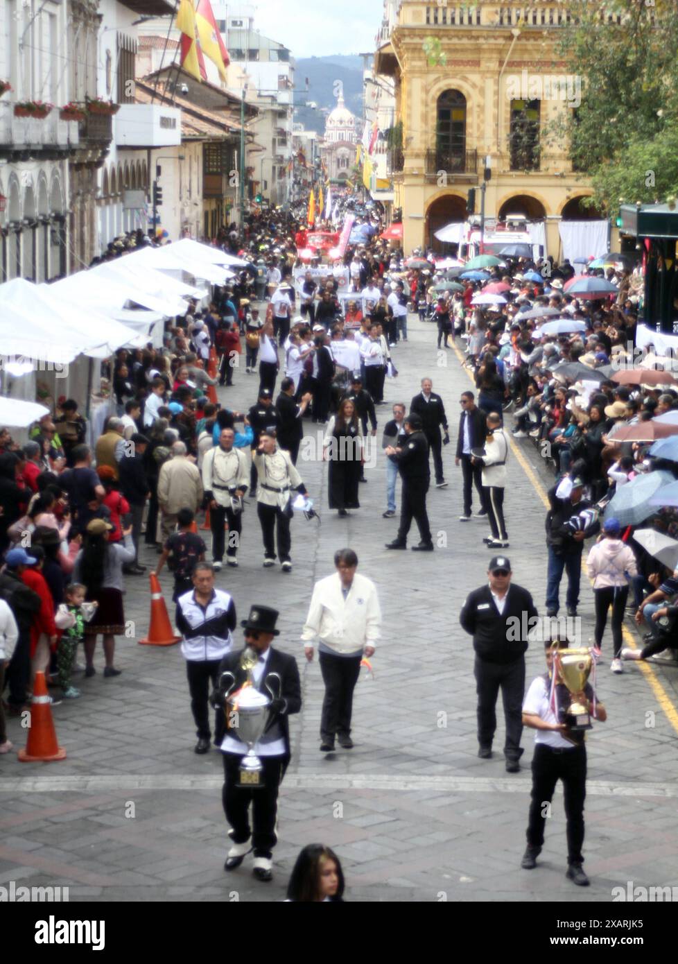 CUENCA 160 ANOS BENIGNO MALO Cuenca, Ecuador 8. Juni 2024 heute Morgen fand die Bürgerparade für die 160 Jahre des Lebens der Bildungseinheit Benigno Malo Centennial School statt, eine der besten des Landes. Vom Park von San Blas bis zur Schule zogen Tausende von Alumni und Studenten mit jedem ihrer Promotions Foto Boris Romoleroux API SOI CUENCA 160 ANOS BENIGNOMALO accaedccde158641cf625b5411ec21fe Copyright: XBORISxROMOLEROUXx Stockfoto