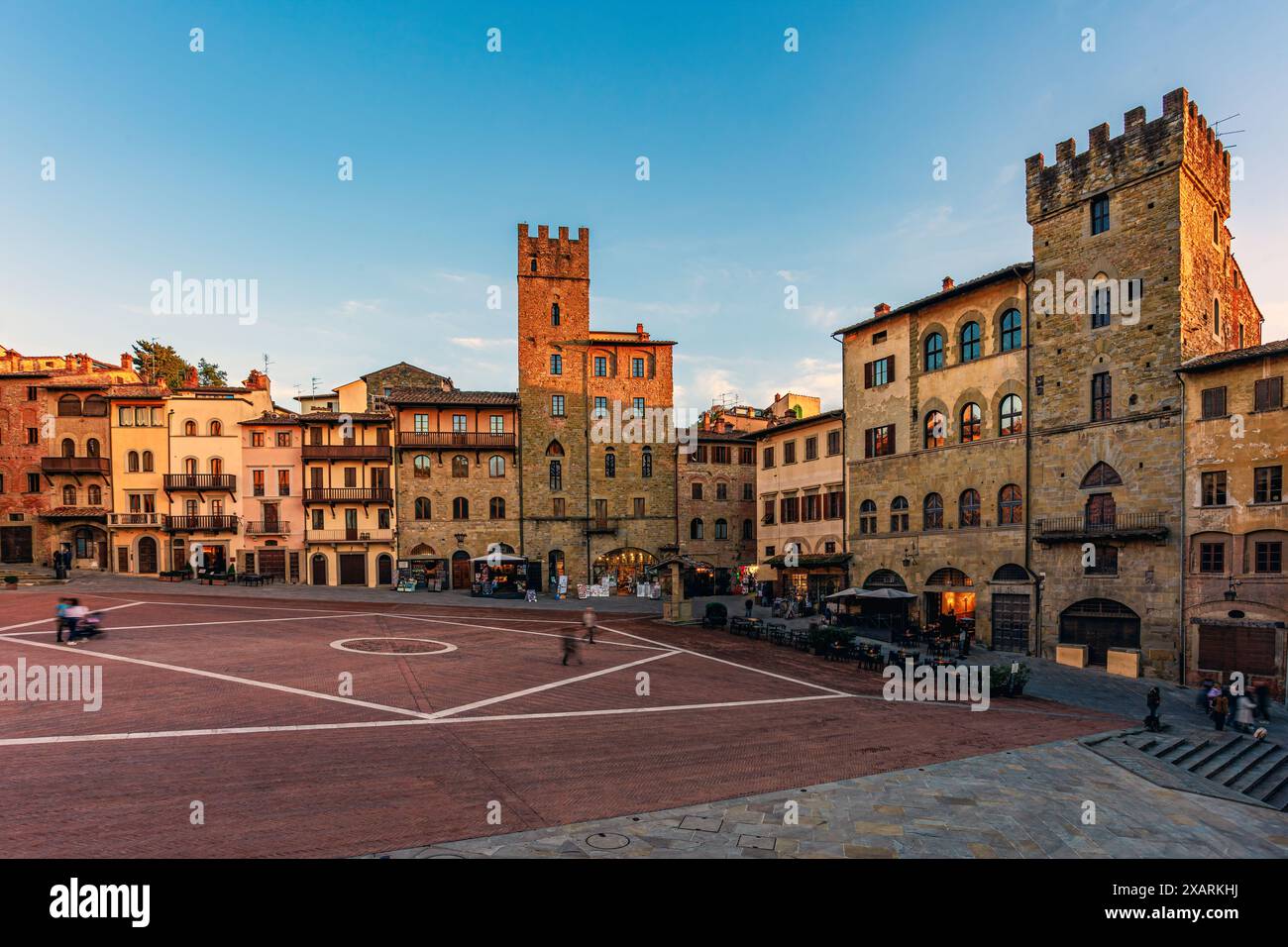 Warmes Licht des Abends auf dem Hauptplatz der Stadt Arezzo. Foto am 27. Oktober 2023 in Arezzo, Toskana, Italien. Stockfoto