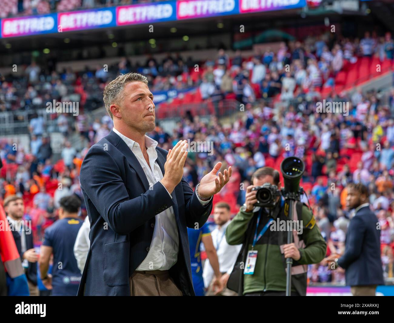 Wembley Stadium, Großbritannien. Juni 2024. Warrington Wolves spielte im Wembley Stadium beim Finale des Rugby Football League Challenge Cup gegen Wigan. Warrington wurde geschlagen, aber Manager Sam Burgess kam vorbei, um sich bei den Travelling Supporters zu bedanken Credit: John Hopkins/Alamy Live News Stockfoto
