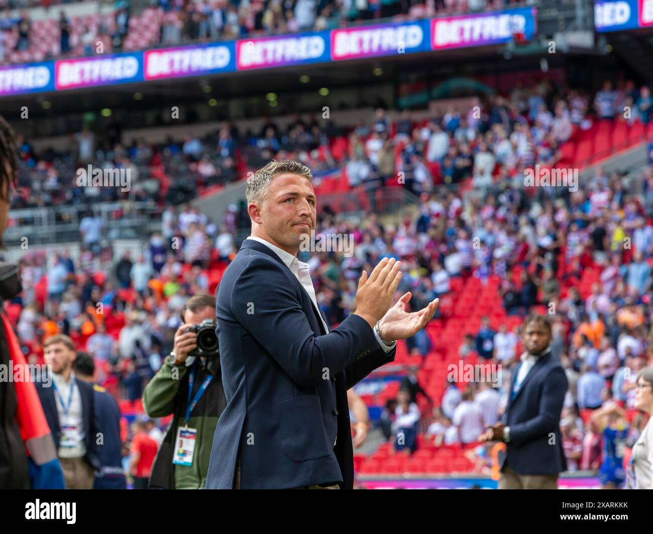 Wembley Stadium, Großbritannien. Juni 2024. Warrington Wolves spielte im Wembley Stadium beim Finale des Rugby Football League Challenge Cup gegen Wigan. Warrington wurde geschlagen, aber Manager Sam Burgess kam vorbei, um sich bei den Travelling Supporters zu bedanken Credit: John Hopkins/Alamy Live News Stockfoto