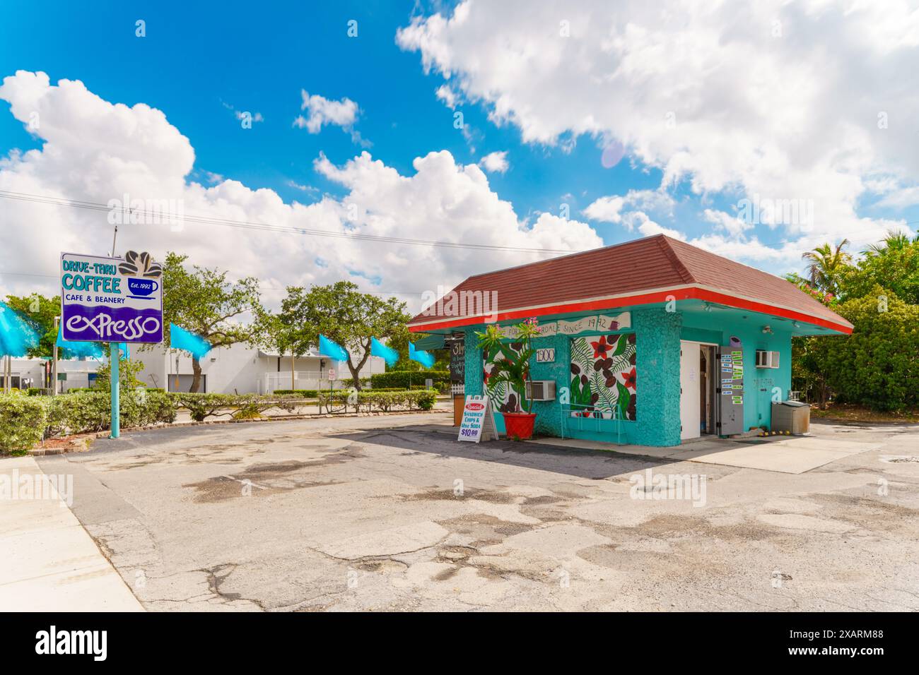 Fort Lauderdale, FL, USA - 8. Juni 2024: Fahrt durch Coffee Cafe und Beanery Expresso Stockfoto