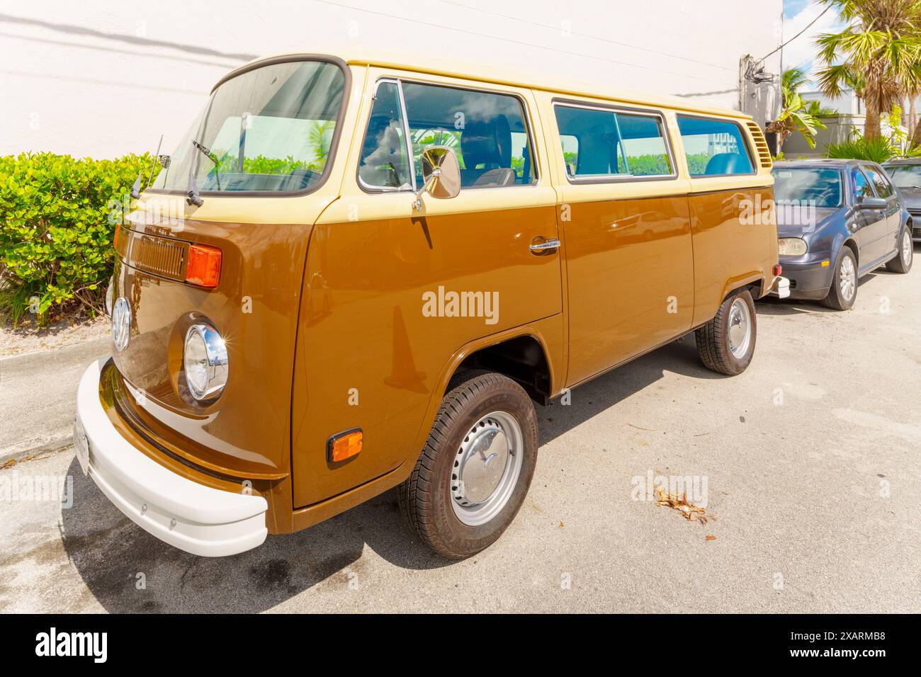 Fort Lauderdale, FL, USA - 8. Juni 2024: Volkswagen Van VW neuwertiger Zustand braune und gelbe Farbe Stockfoto