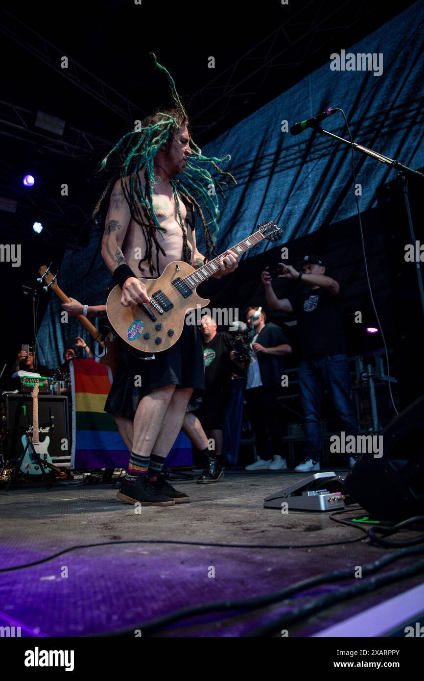 Augsburg, Deutschland. 07/06/2024. Eric Melvin tritt beim NOFX Concert Punk in Drublic: Lasst Tour 2024 auf. 40 Jahre, 40 Städte, 40 Songs x Day – die legendäre Punkband NOFX lieferte im Rahmen ihrer Abschiedstour einen unvergesslichen Auftritt in Augsburg. Quelle: Valerio Agolino / Alamy Live News Stockfoto