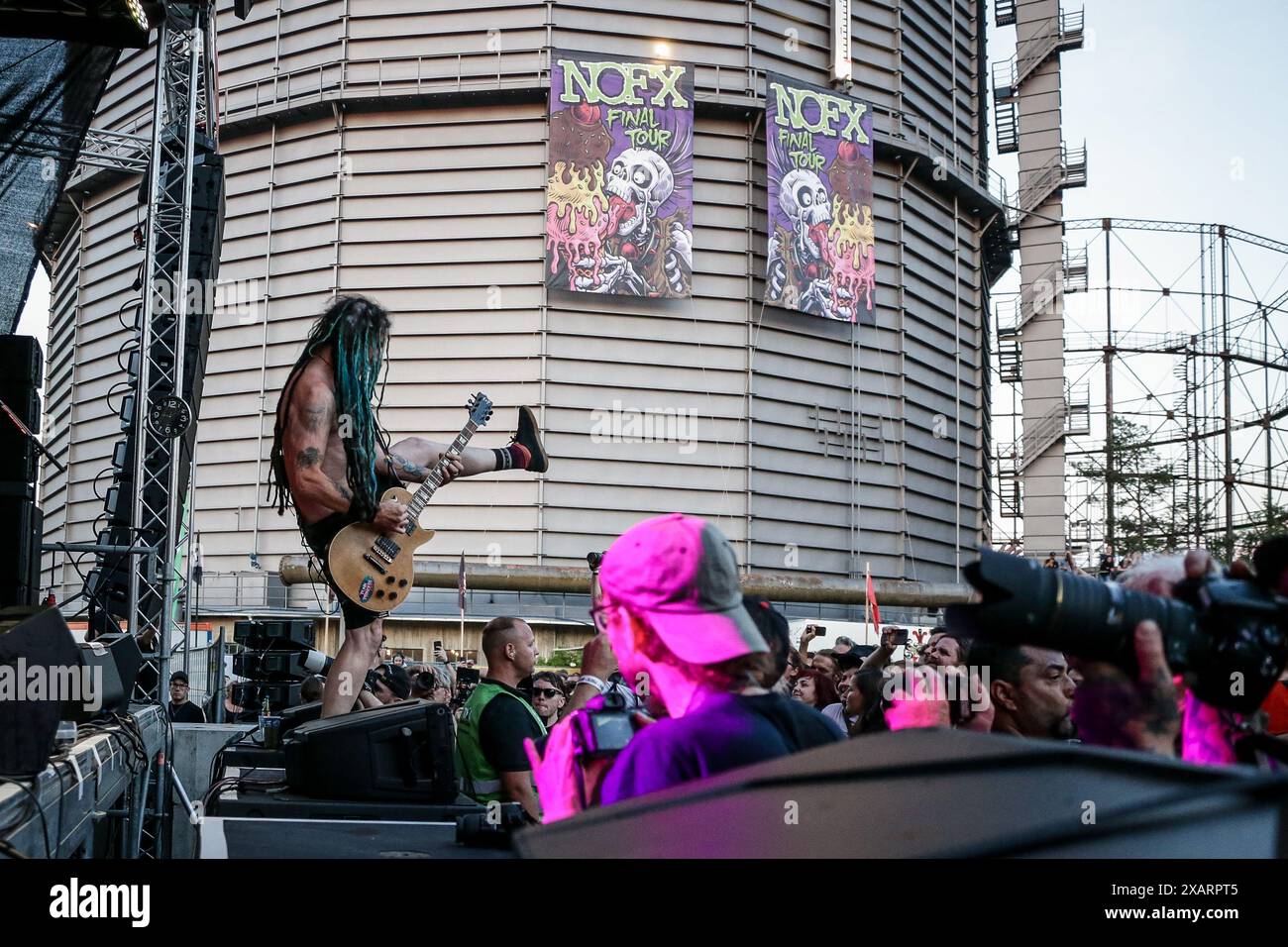 Augsburg, Deutschland. 07/06/2024. Eric Melvin tritt beim NOFX Concert Punk in Drublic: Lasst Tour 2024 auf. 40 Jahre, 40 Städte, 40 Songs x Day – die legendäre Punkband NOFX lieferte im Rahmen ihrer Abschiedstour einen unvergesslichen Auftritt in Augsburg. Quelle: Valerio Agolino / Alamy Live News Stockfoto