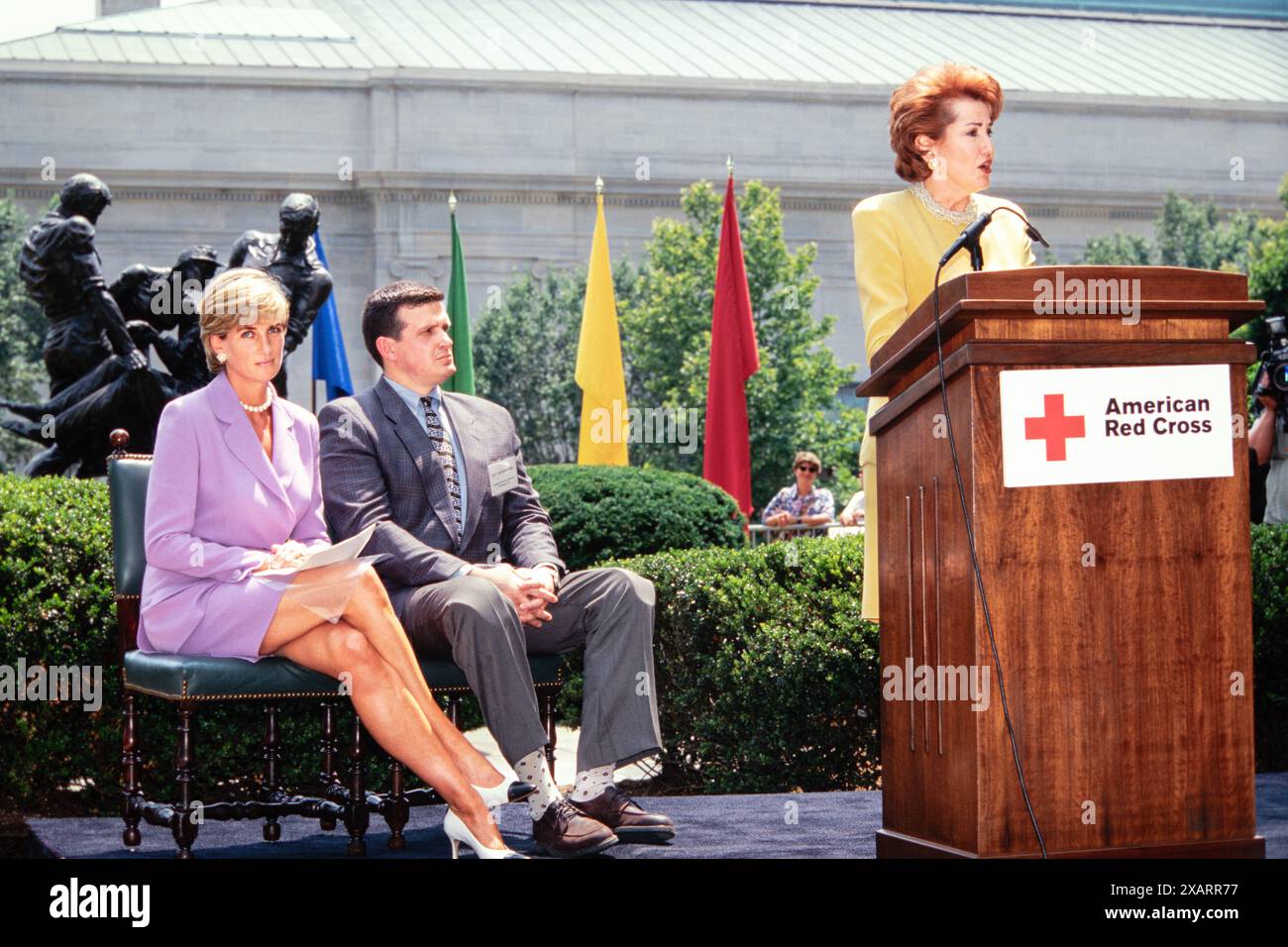 Die Präsidentin des amerikanischen Roten Kreuzes Elizabeth Dole, rechts, hält Anmerkungen, als Diana, die Prinzessin von Wales, links, und Ken Rutherford, Mitbegründer des Landmine Survivors Network, Center, während einer Ankündigung über das Verbot von Landminen im Hauptquartier des amerikanischen Roten Kreuzes, 17. Juni 1997, in Washington, D.C. zuhören Stockfoto