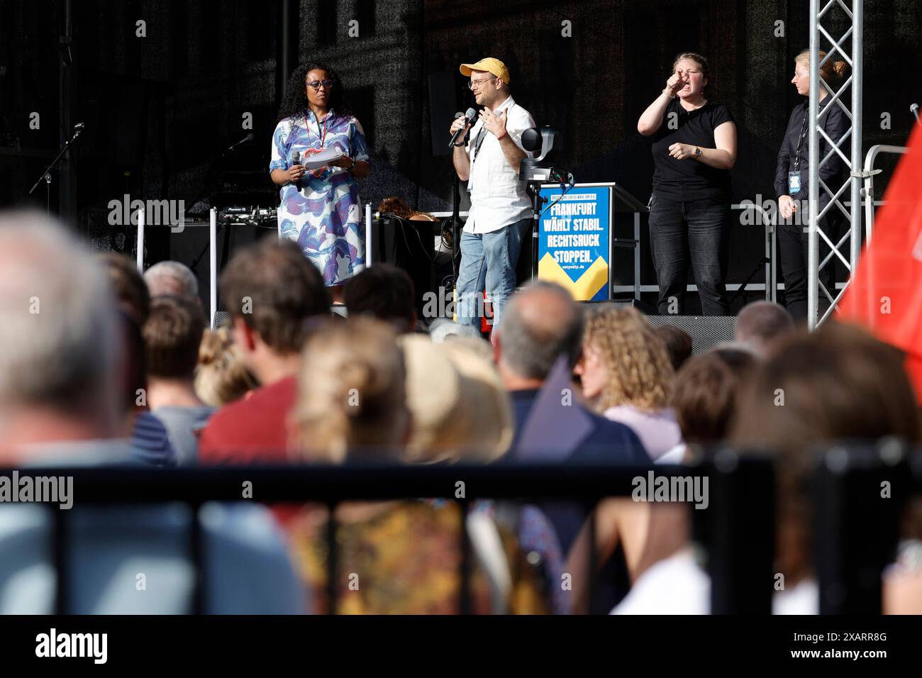 Europawahl 2024 08.06.2024 Zentrale Hauptkundgebung V. O. T. Y in Frankfurt vor der Alten Oper einen Tag vor der Europawahl Motto RECHTSEXTREMISMUS STOPPEN DEMOKRATIE VERTEIDIGEN Abschlusskundgebung Frankfurt gegen Rechts x wählen gehen x Wahlkampf hier Sebastian Frankfurt Main Hessen Deutschland *** Europawahlen 2024 08 06 2024 Zentrale Hauptrallye V O T Y in Frankfurt vor der Alten Oper einen Tag vor den Europawahlen Slogan STOP RECHTSEXTREMISMUS VERTEIDIGEN DEMOKRATIE Schlusskundgebung Frankfurt gegen die Rechte x Stimme x Kampagne hier Sebastian Frankfurt Main Hessen Deutschland Stockfoto