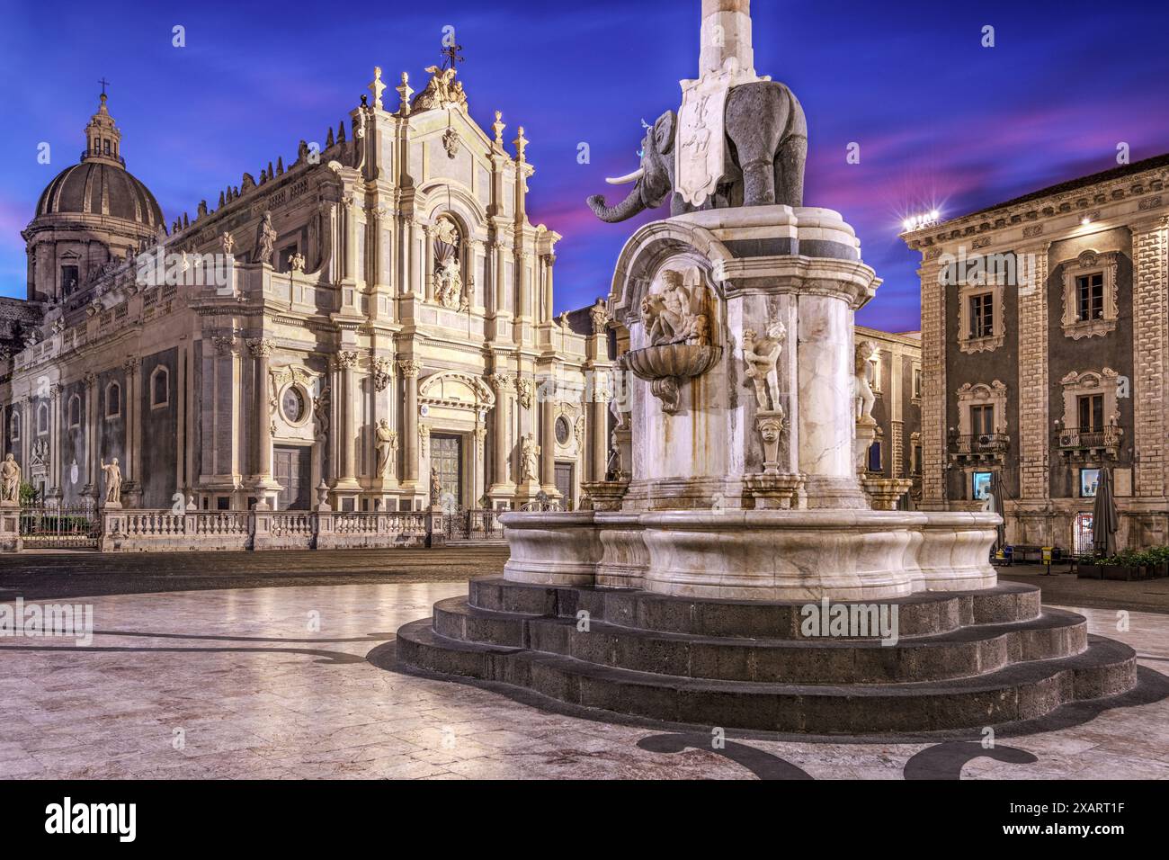 Catania, Sizilien, Italien von der Piazza del Duomo bei Nacht. Stockfoto