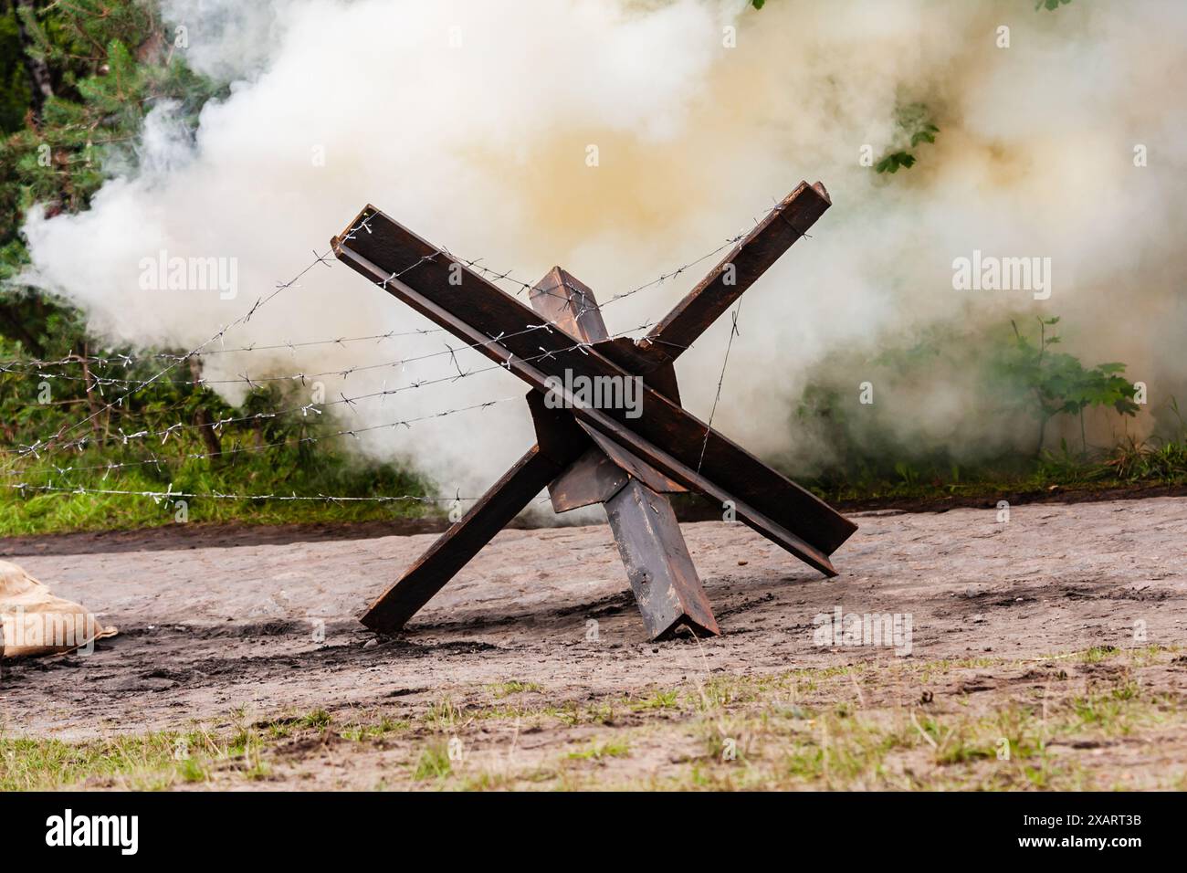 Hintergrund. Bombe explodiert zwischen den Bäumen neuerer tschechischer Igel. Wiederaufbau der Schlacht aus dem Zweiten Weltkrieg. Stockfoto