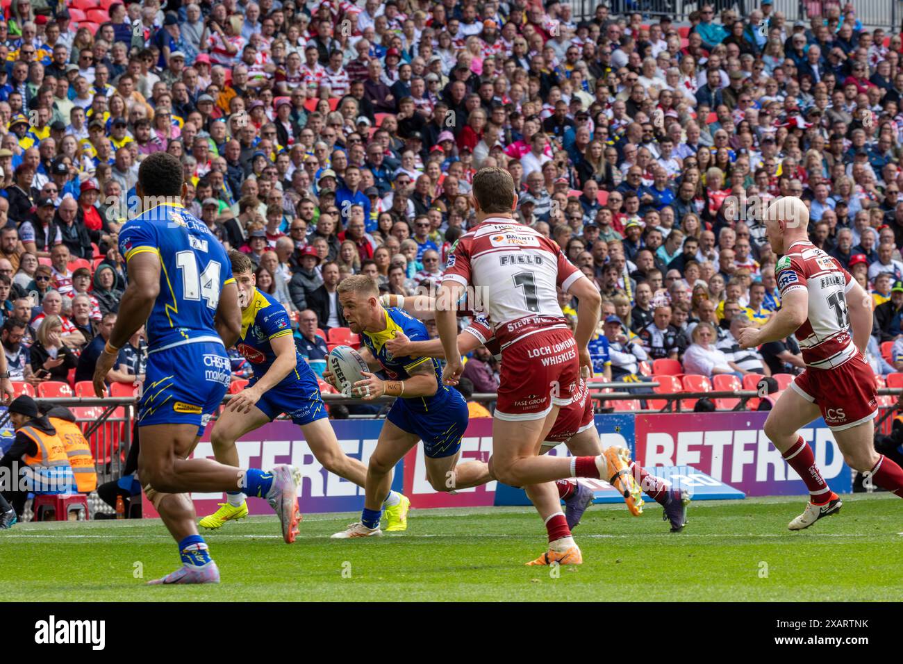 Wembley Stadium, Großbritannien. Juni 2024. Warrington Wolves trat im Wembley Stadium für das Finale des Rugby Football League Challenge Cup gegen Wigan an. Warrington wurde geschlagen. Matt Dufty hat fast die Verteidigung durchbrochen. Quelle: John Hopkins/Alamy Live News Stockfoto