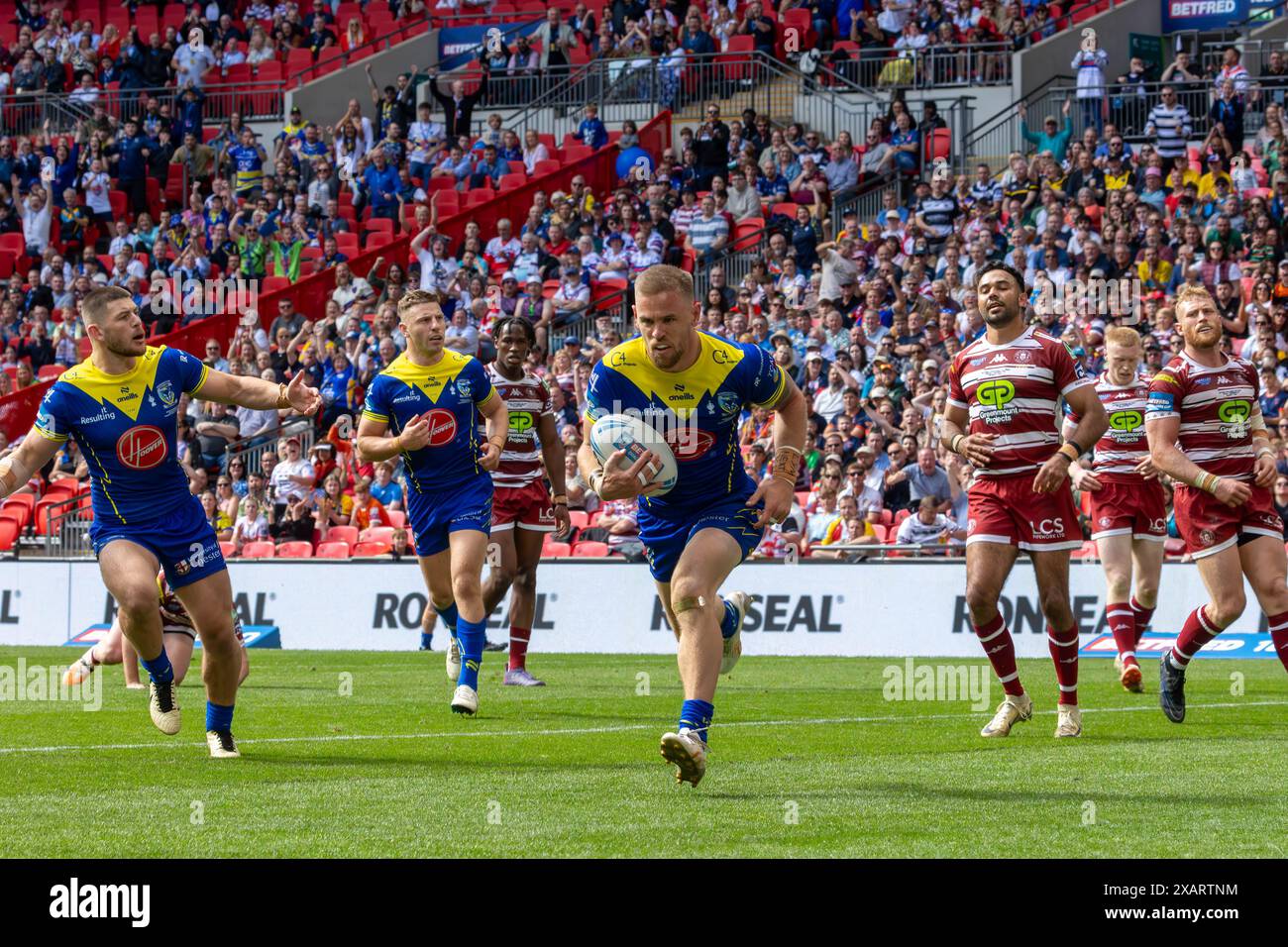 Wembley Stadium, Großbritannien. Juni 2024. Warrington Wolves trat im Wembley Stadium für das Finale des Rugby Football League Challenge Cup gegen Wigan an. Warrington wurde geschlagen. Matt Dufty reitet über die Linie, um Warringtons Only Try Credit: John Hopkins/Alamy Live News zu gewinnen Stockfoto