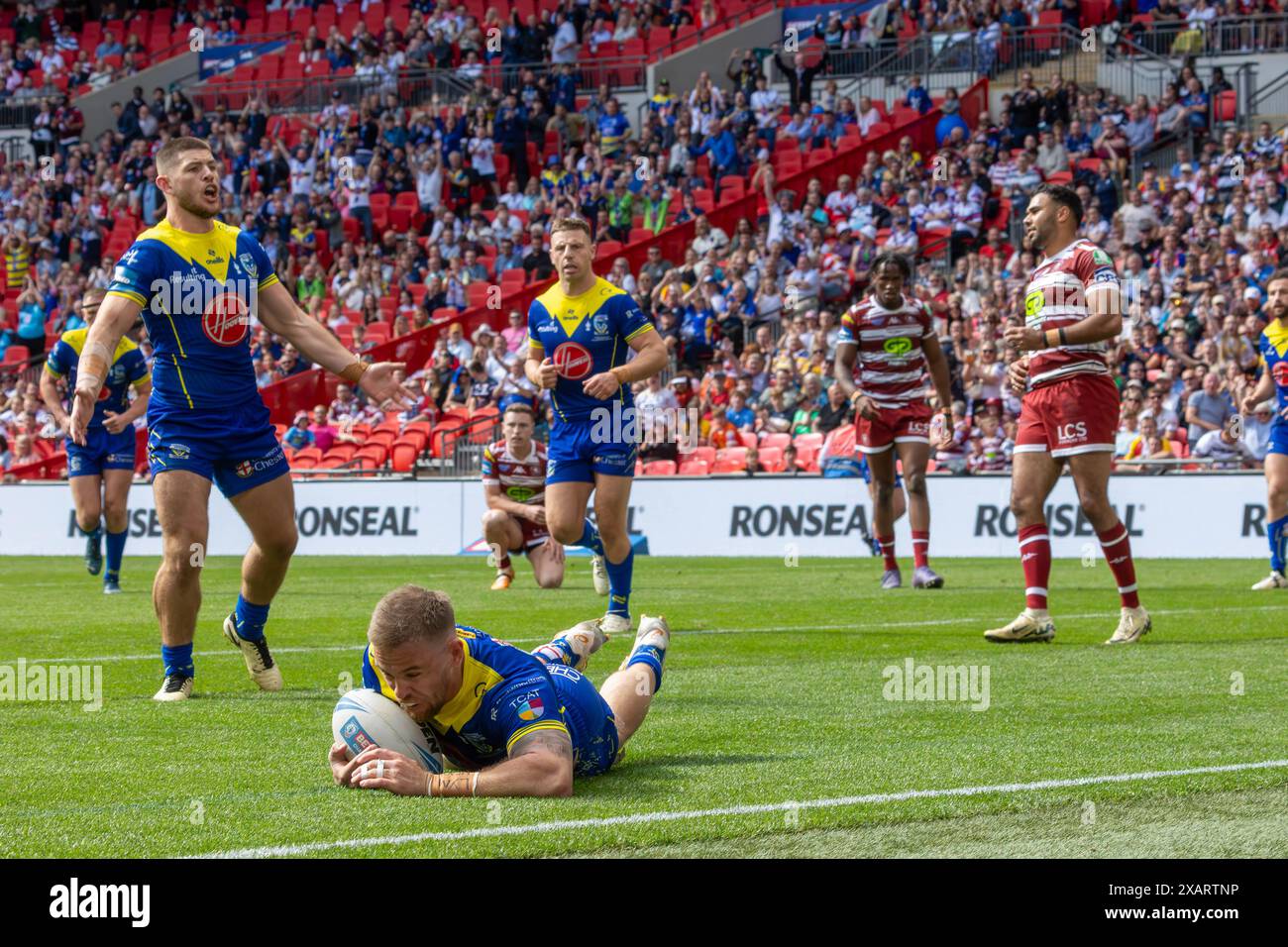 Wembley Stadium, Großbritannien. Juni 2024. Warrington Wolves trat im Wembley Stadium für das Finale des Rugby Football League Challenge Cup gegen Wigan an. Warrington wurde geschlagen. Matt Dufty reitet über die Linie, um Warringtons Only Try Credit: John Hopkins/Alamy Live News zu gewinnen Stockfoto