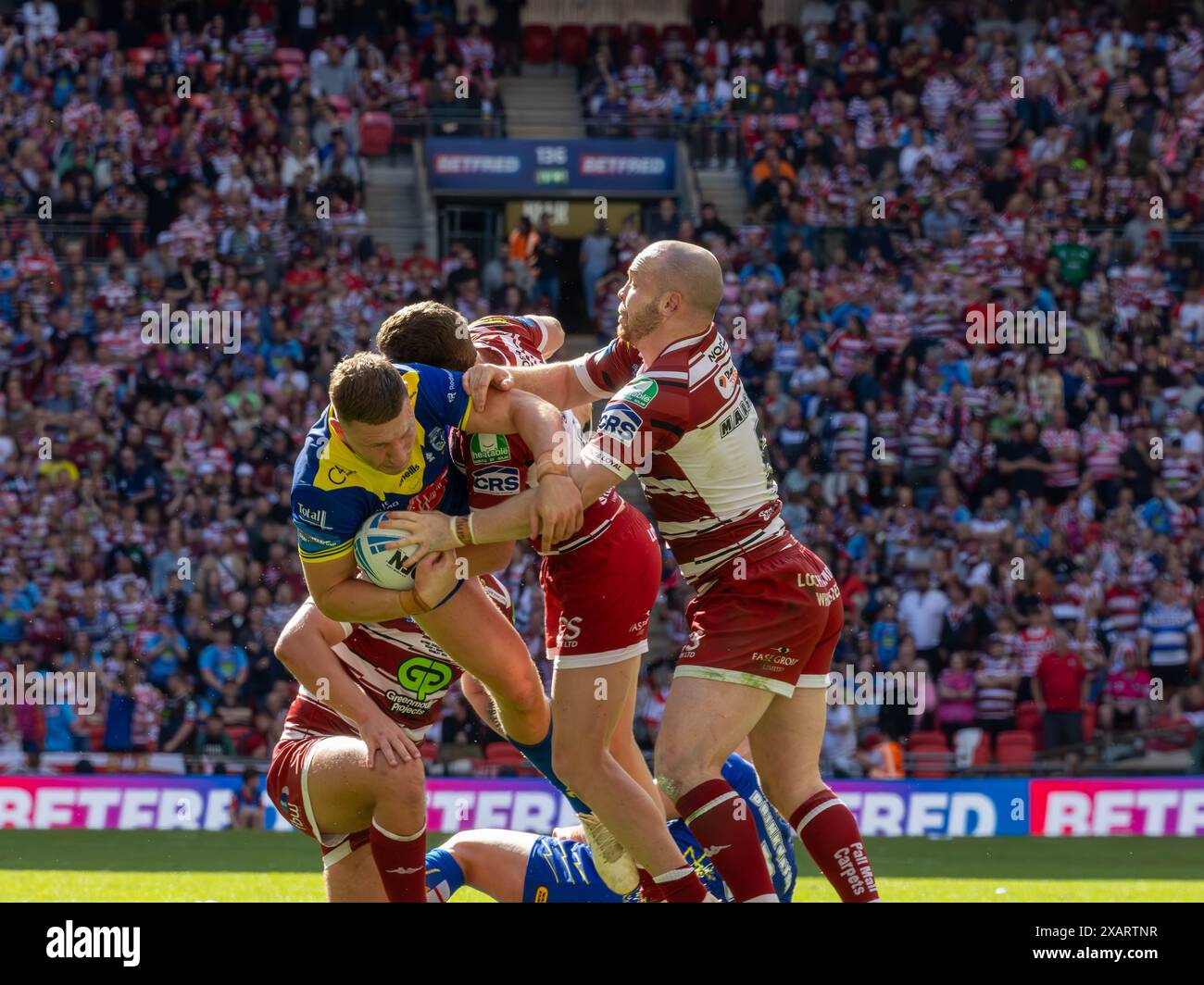 Wembley Stadium, Großbritannien. Juni 2024. Warrington Wolves trat im Wembley Stadium für das Finale des Rugby Football League Challenge Cup gegen Wigan an. Warrington wurde geschlagen. Liam Marshall und Kollegen greifen George Williams zu Boden. Quelle: John Hopkins/Alamy Live News Stockfoto